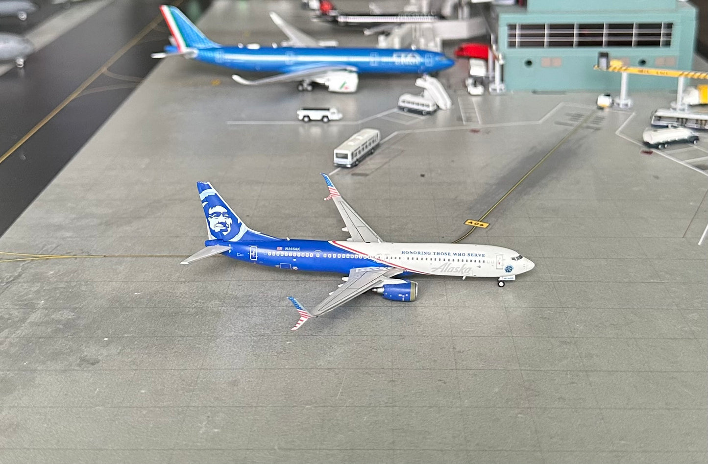 1:400 Alaska Airlines B737-900ER “Honoring Those Who Serve” Gemini Jets