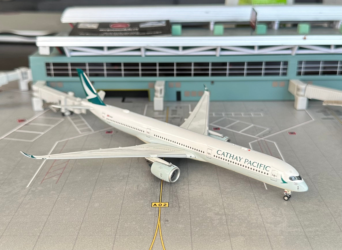 1:400 Cathay Pacific Airbus A350-1041 detachable gear Aviation 400