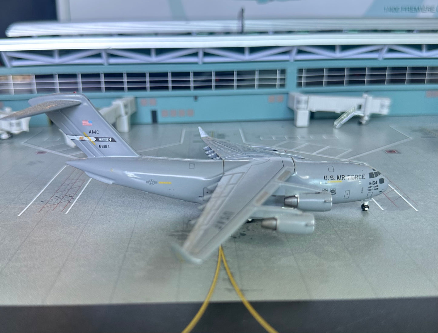 1:400 U.S. Air Force C-17A Globemaster "Travis Air Force Base" Gemini Macs