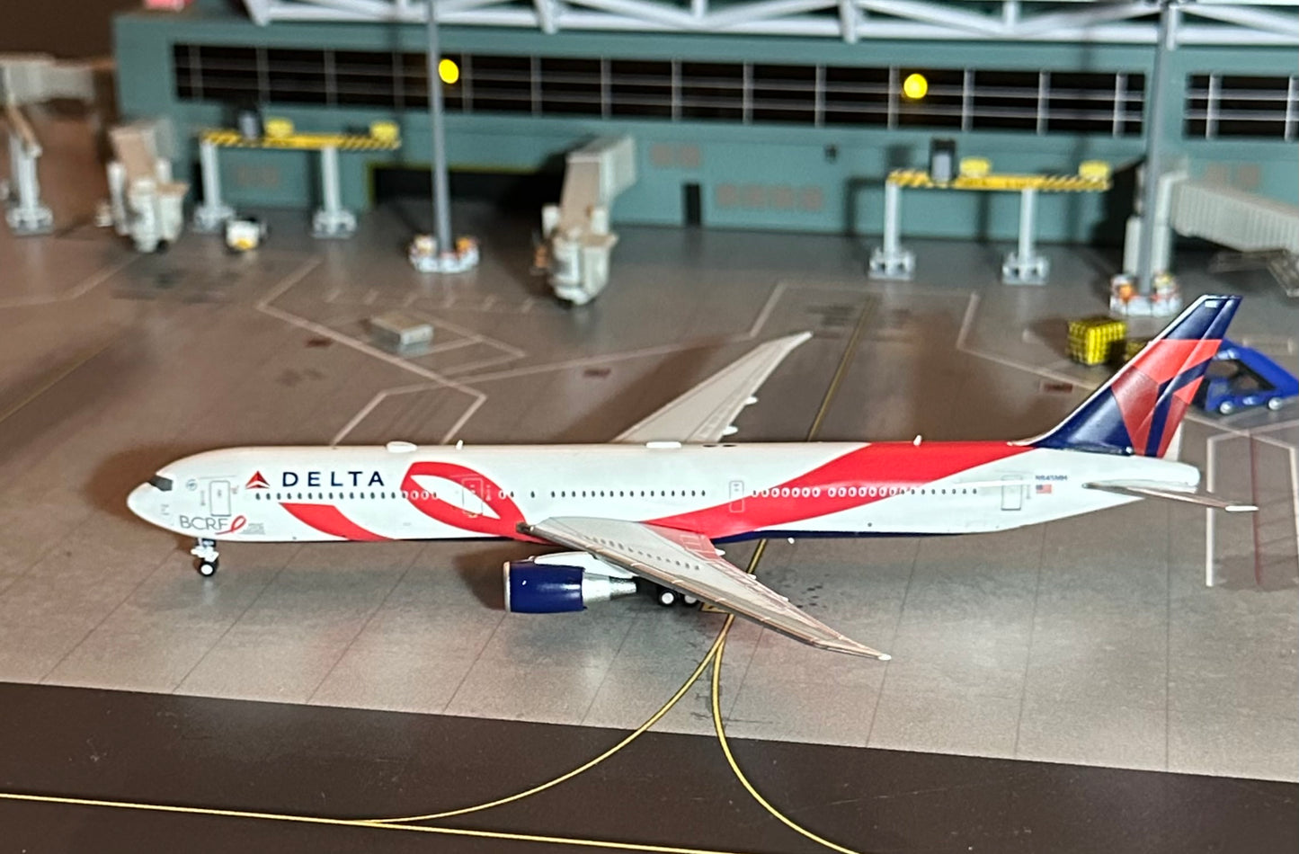 1:400 Delta Air Lines B767-400ER Breast Cancer Research Foundation 2015 Pandamodel