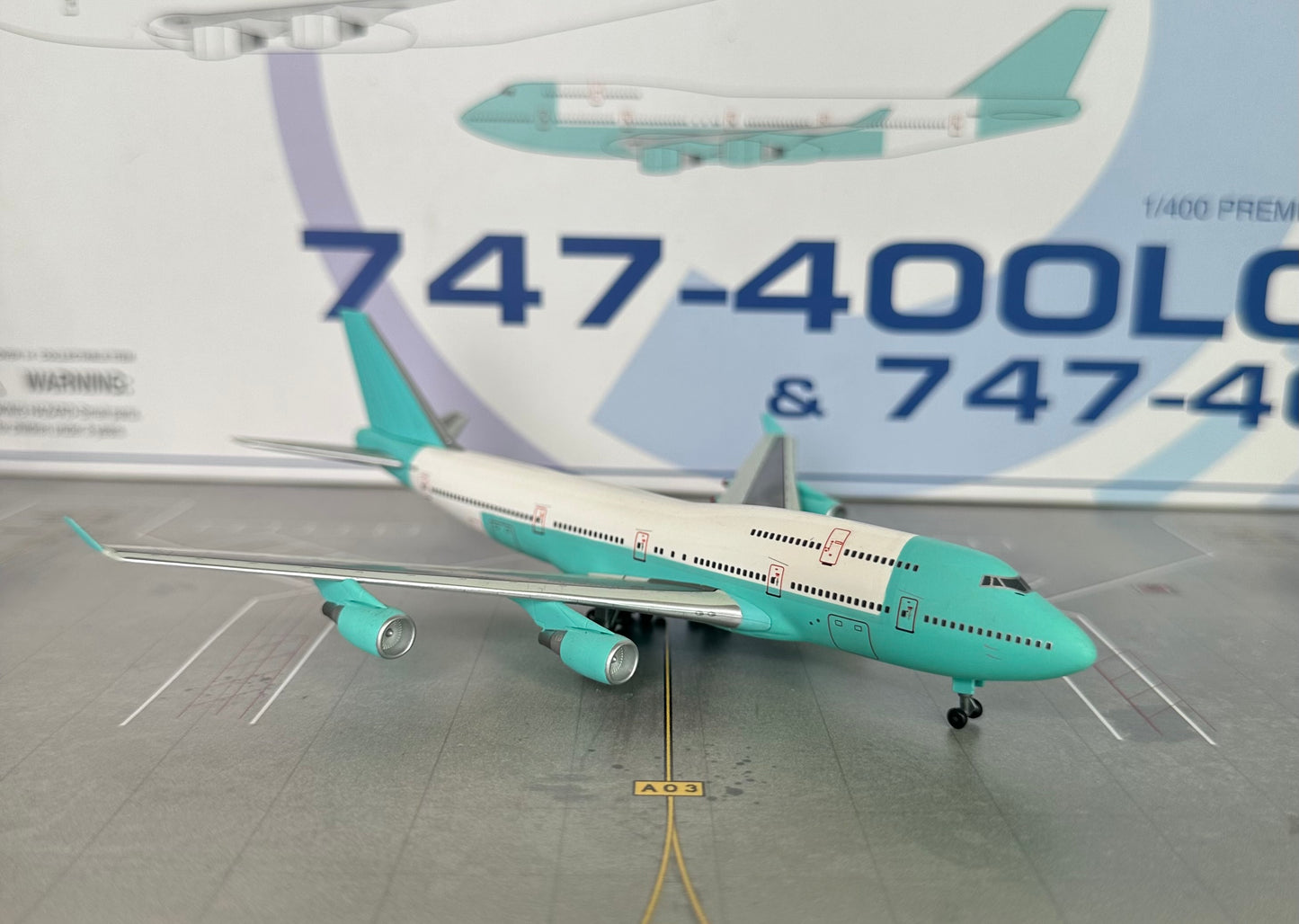 1:400 Boeing Cororation B747-400LCF & B747-400 Twin Pack Dragon Wings