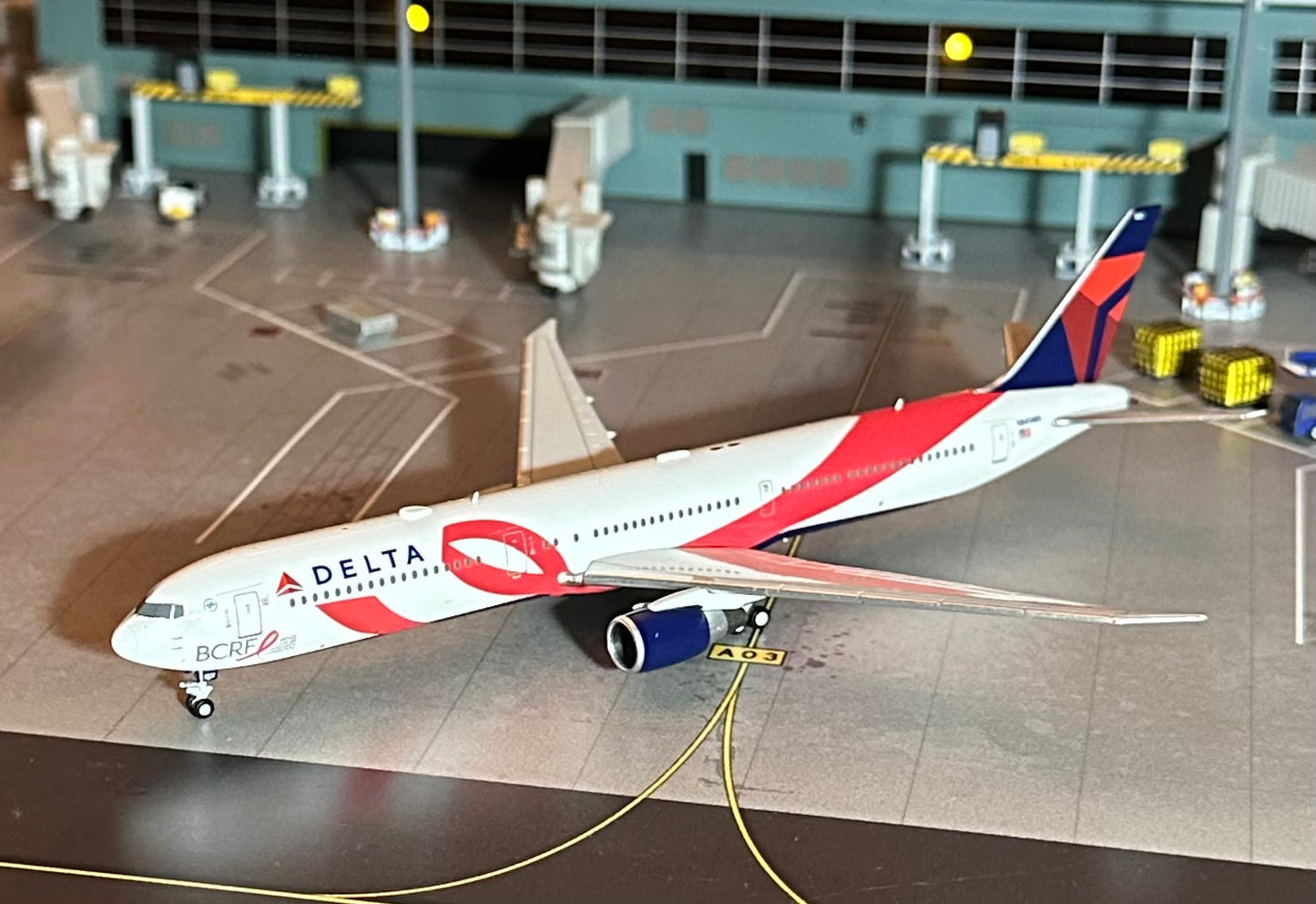 1:400 Delta Air Lines B767-400ER Breast Cancer Research Foundation 2015 Pandamodel