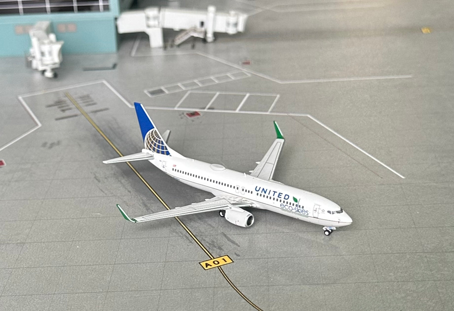 1:400 United Airlines B737-800 “eco skies” Pandamodel