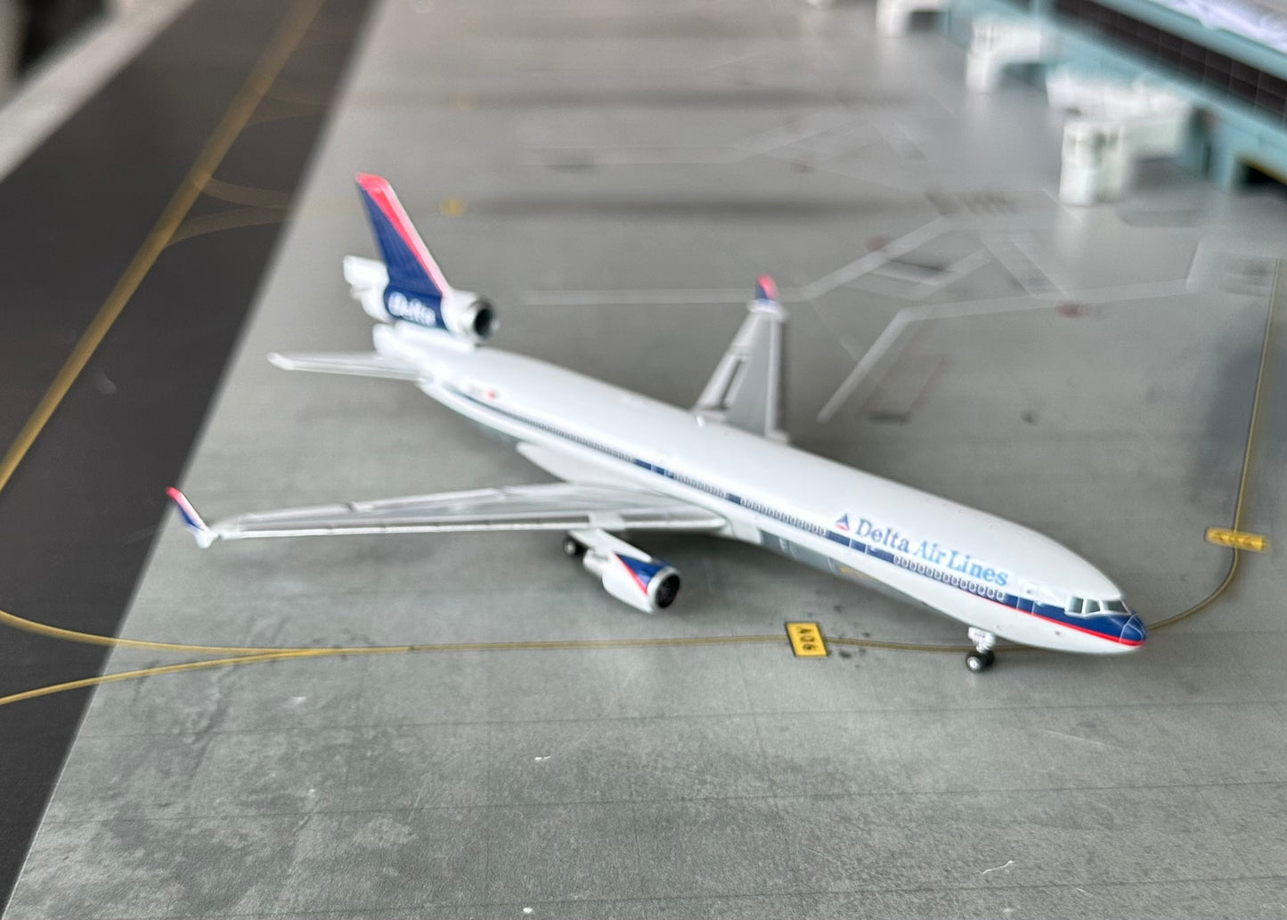 1:400 Delta Air Lines MD-11 Polished Phoenix Models