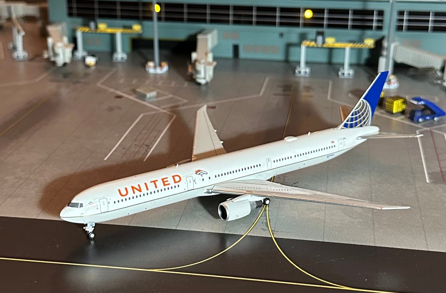 1:400 United Airlines B767-400ER "Orange Cheatline and Bronco Logo" Pandamodel