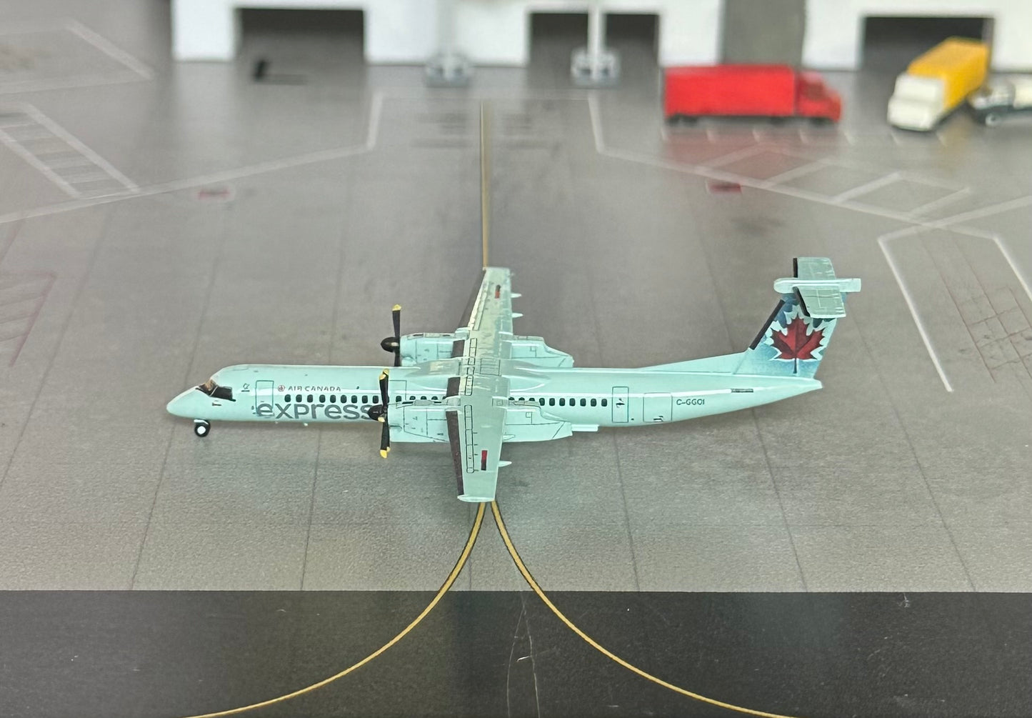 1:400 Air Canada Express Dash 8 C-GGNZ Q400 3D Design Deck
