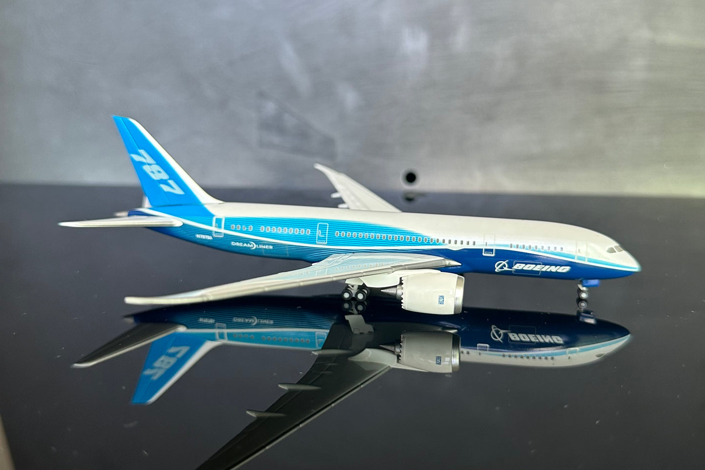 1:400 Boeing Corporation B787-8 Dreamliner Hogen Wings