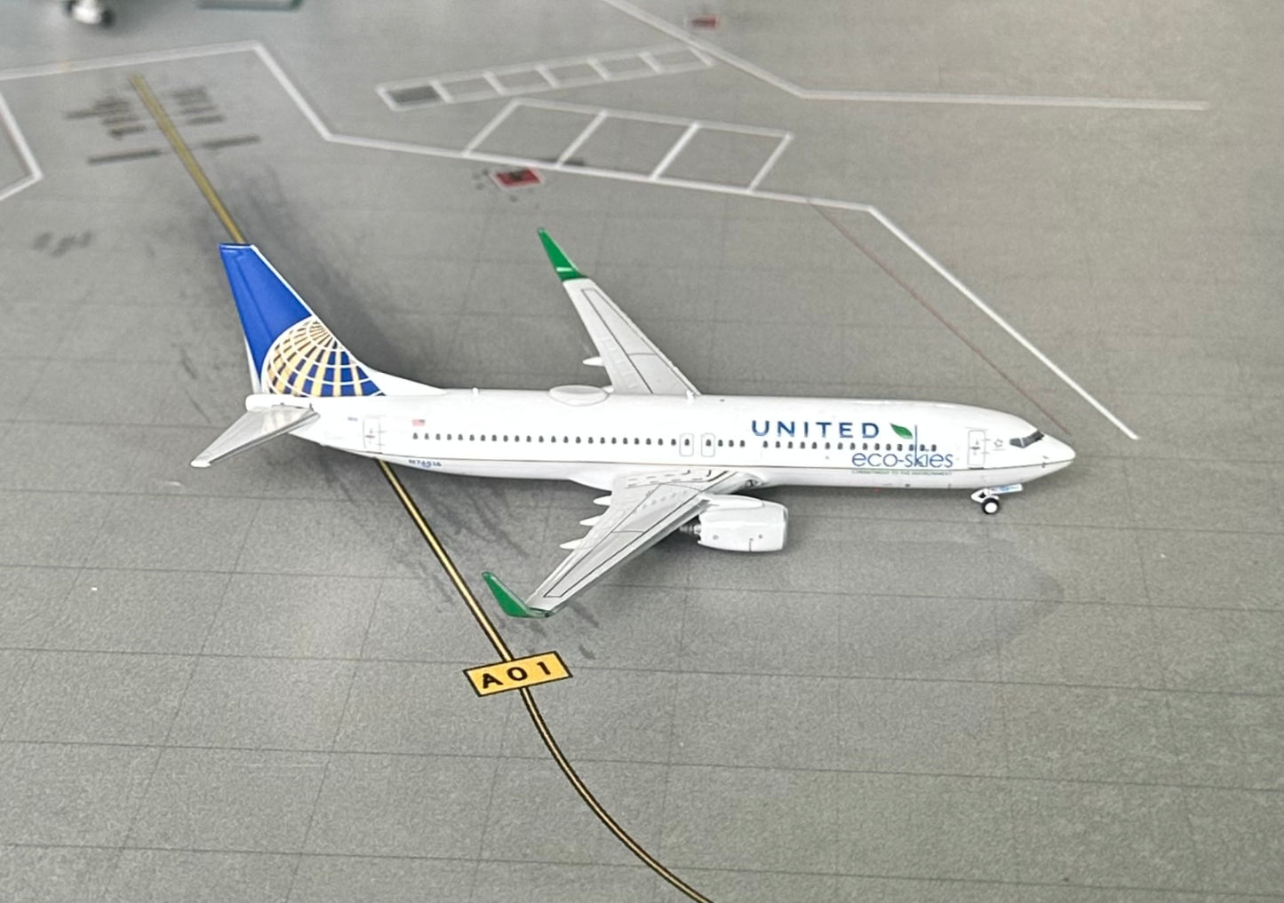 1:400 United Airlines B737-800 “eco skies” Pandamodel
