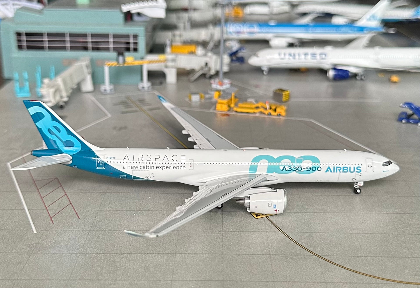 1:400 Airbus Industries Airbus A330-941 "AIRSPACE" detachable gear Aviation 400