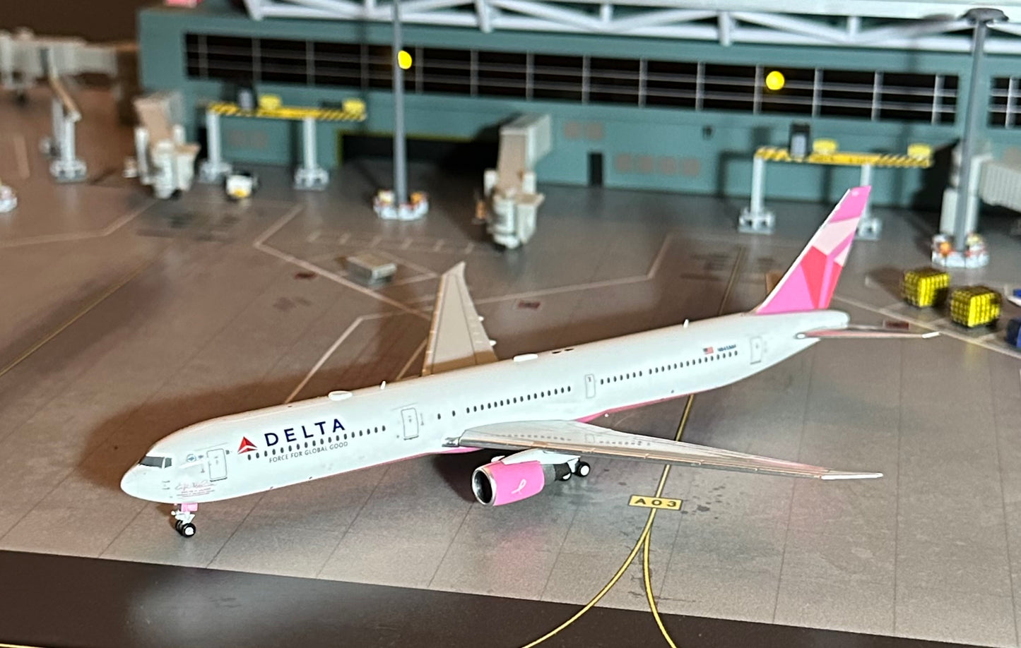1:400 Delta Air Lines B767-400ER Pink Livery Pandamodel
