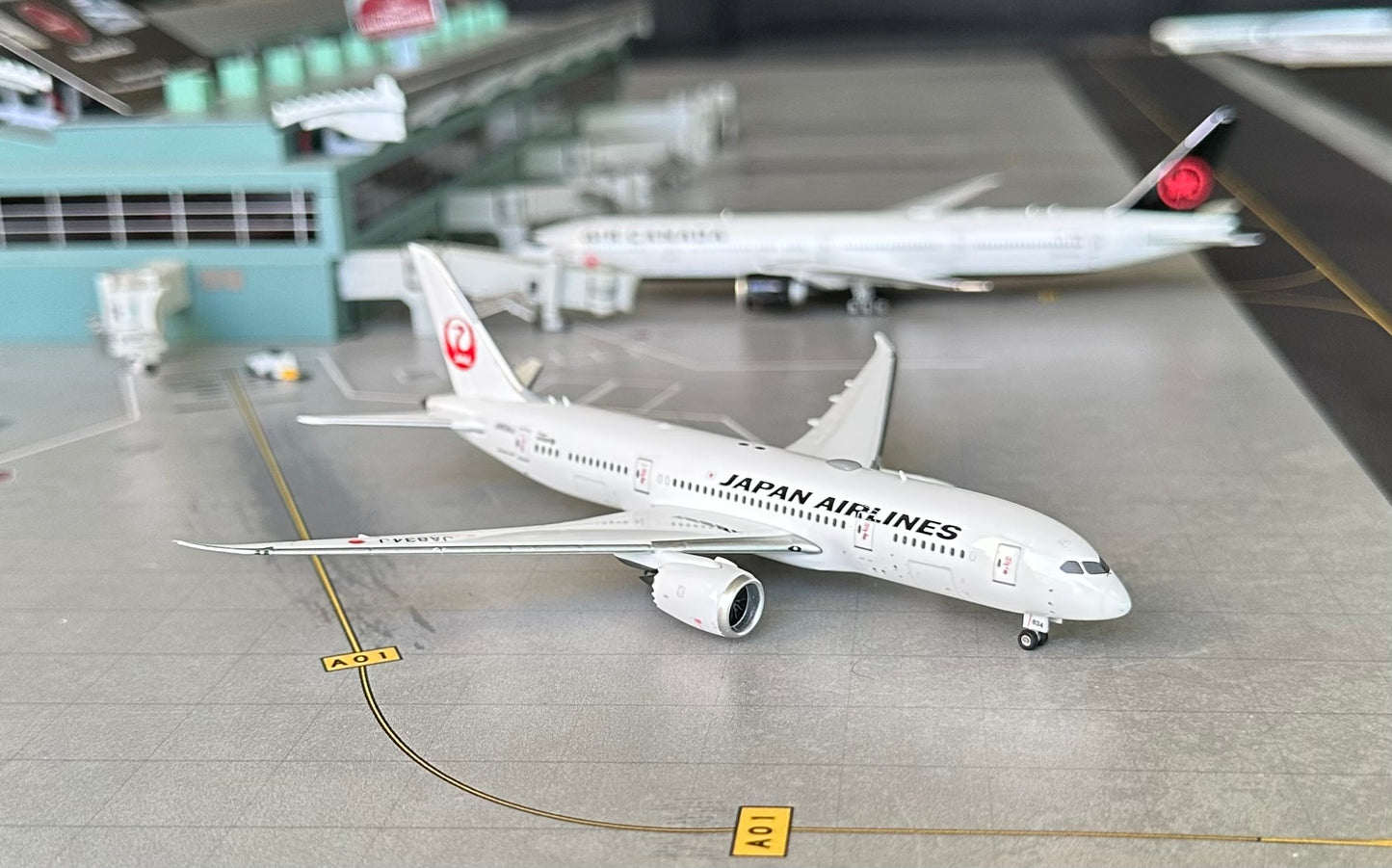 1:400 Japan Airlines B787-8 Dreamliner Phoenix Models