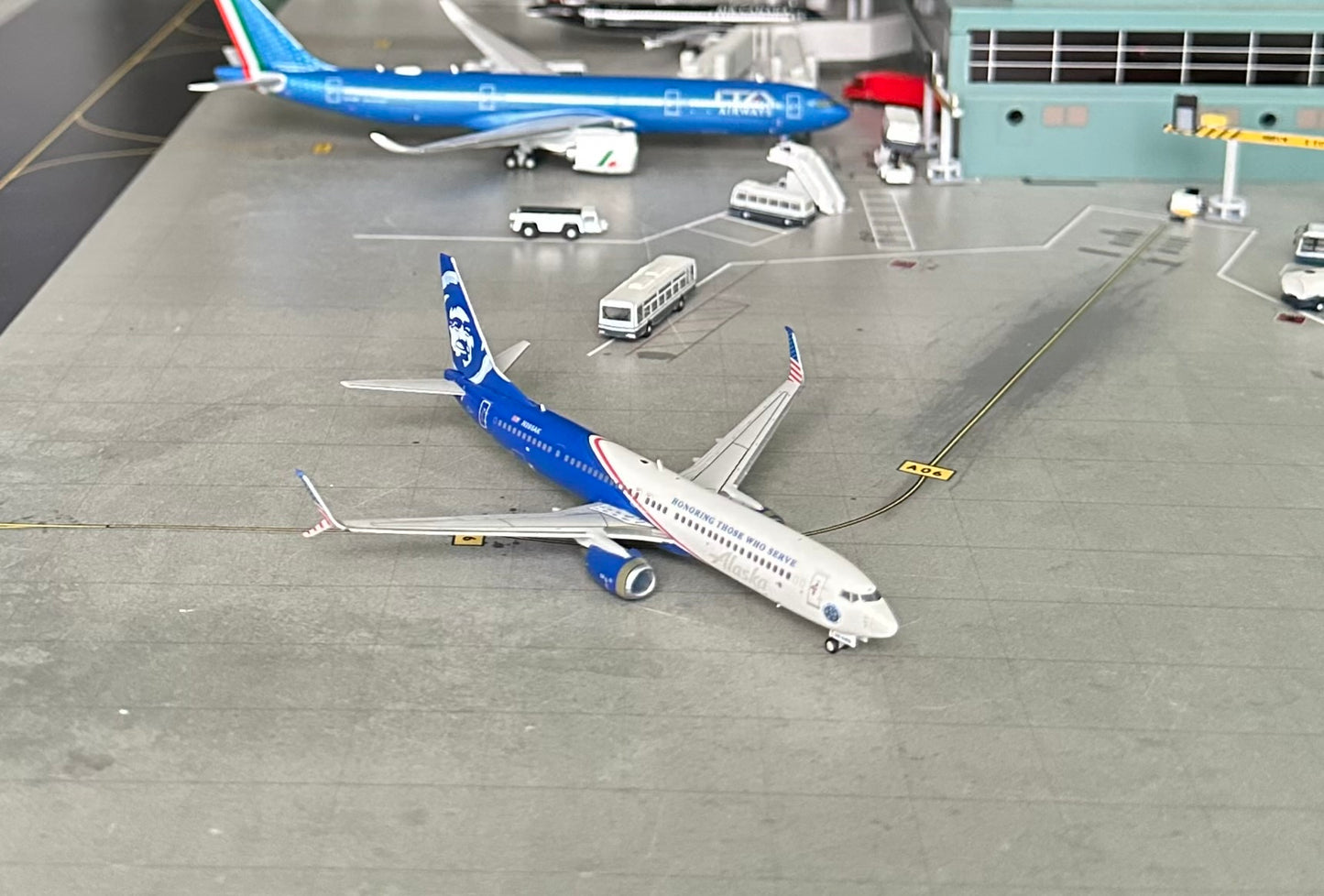 1:400 Alaska Airlines B737-900ER “Honoring Those Who Serve” Gemini Jets