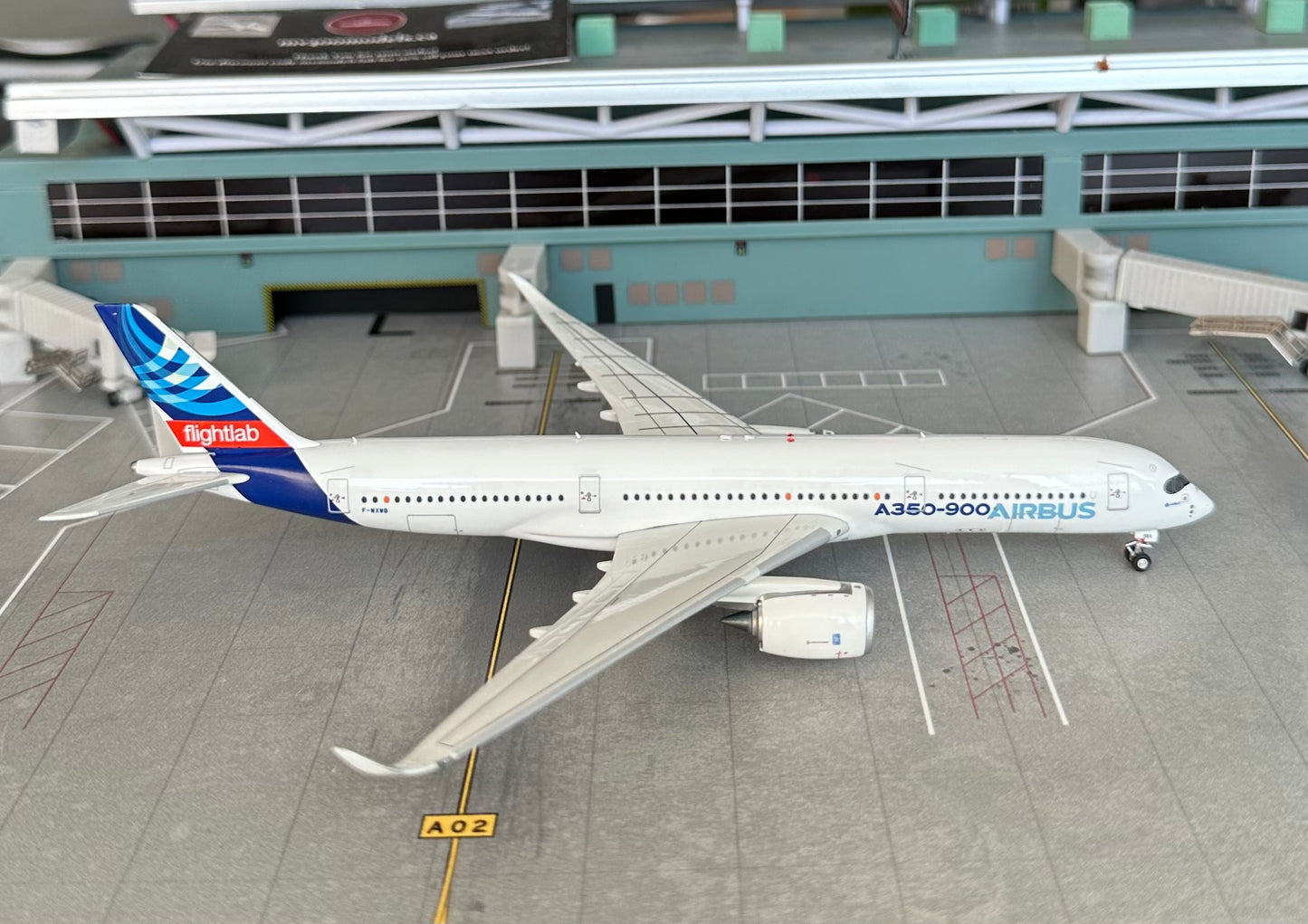 1:400 Airbus Industries A350-900 detachable gear Aviation 400