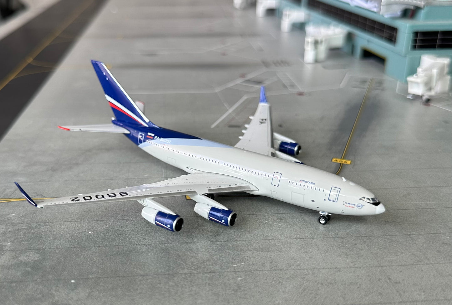 1:400 Ilyushin Il-96-300 Phoenix Models