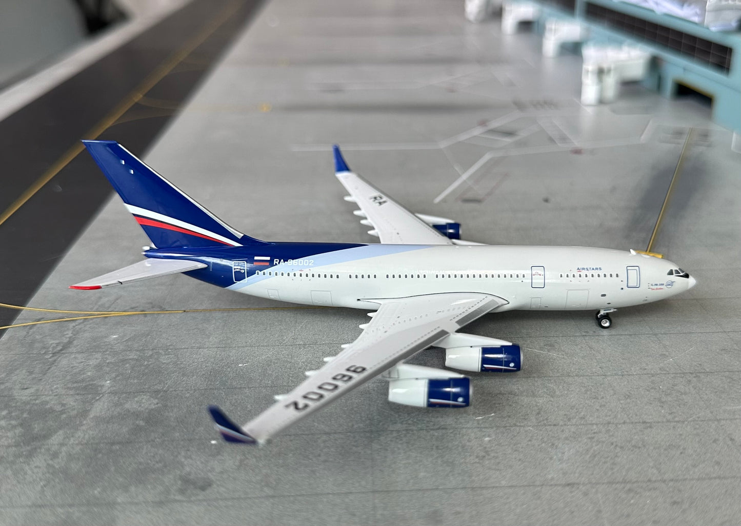 1:400 Ilyushin Il-96-300 Phoenix Models