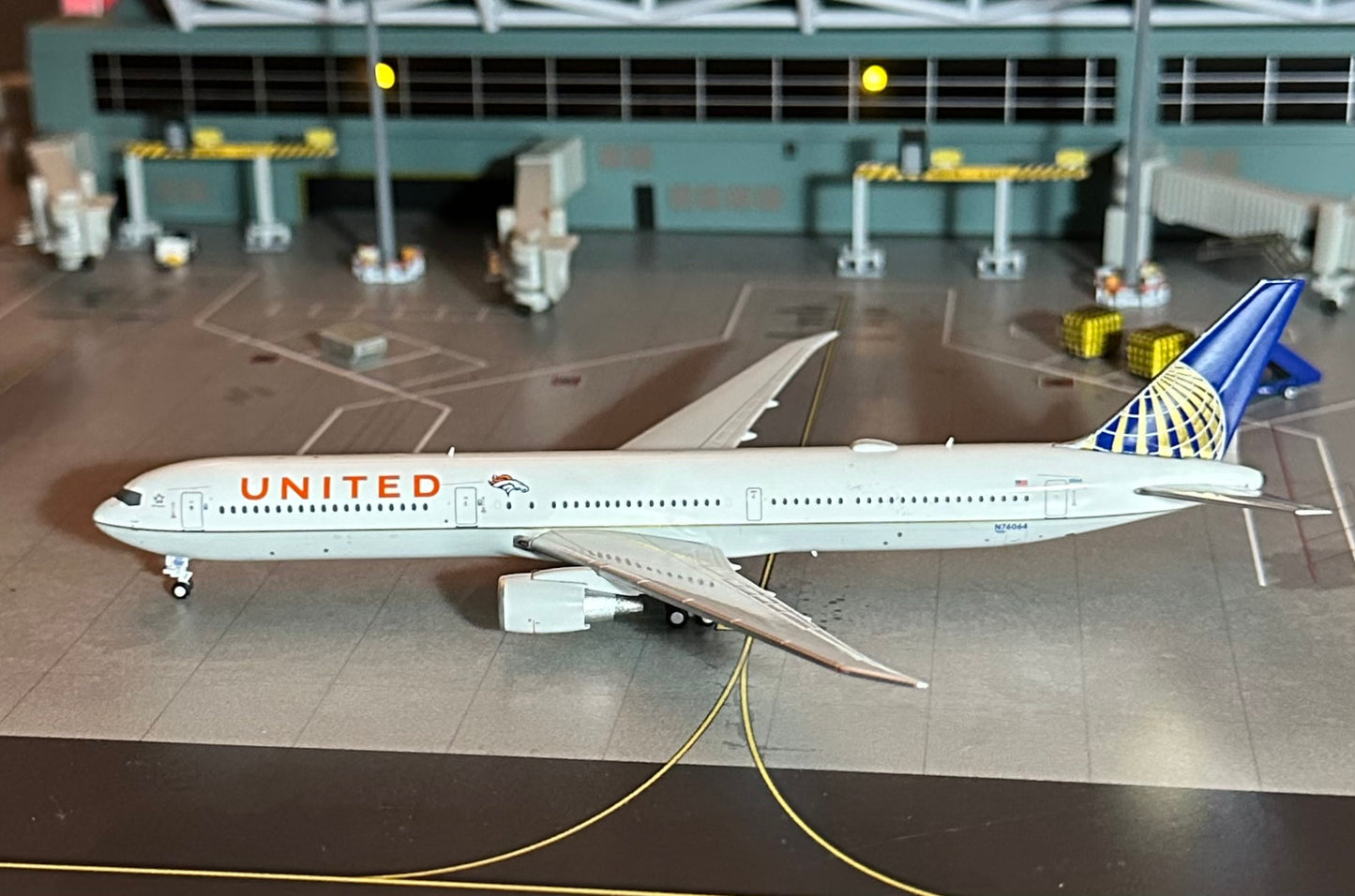 1:400 United Airlines B767-400ER "Orange Cheatline and Bronco Logo" Pandamodel