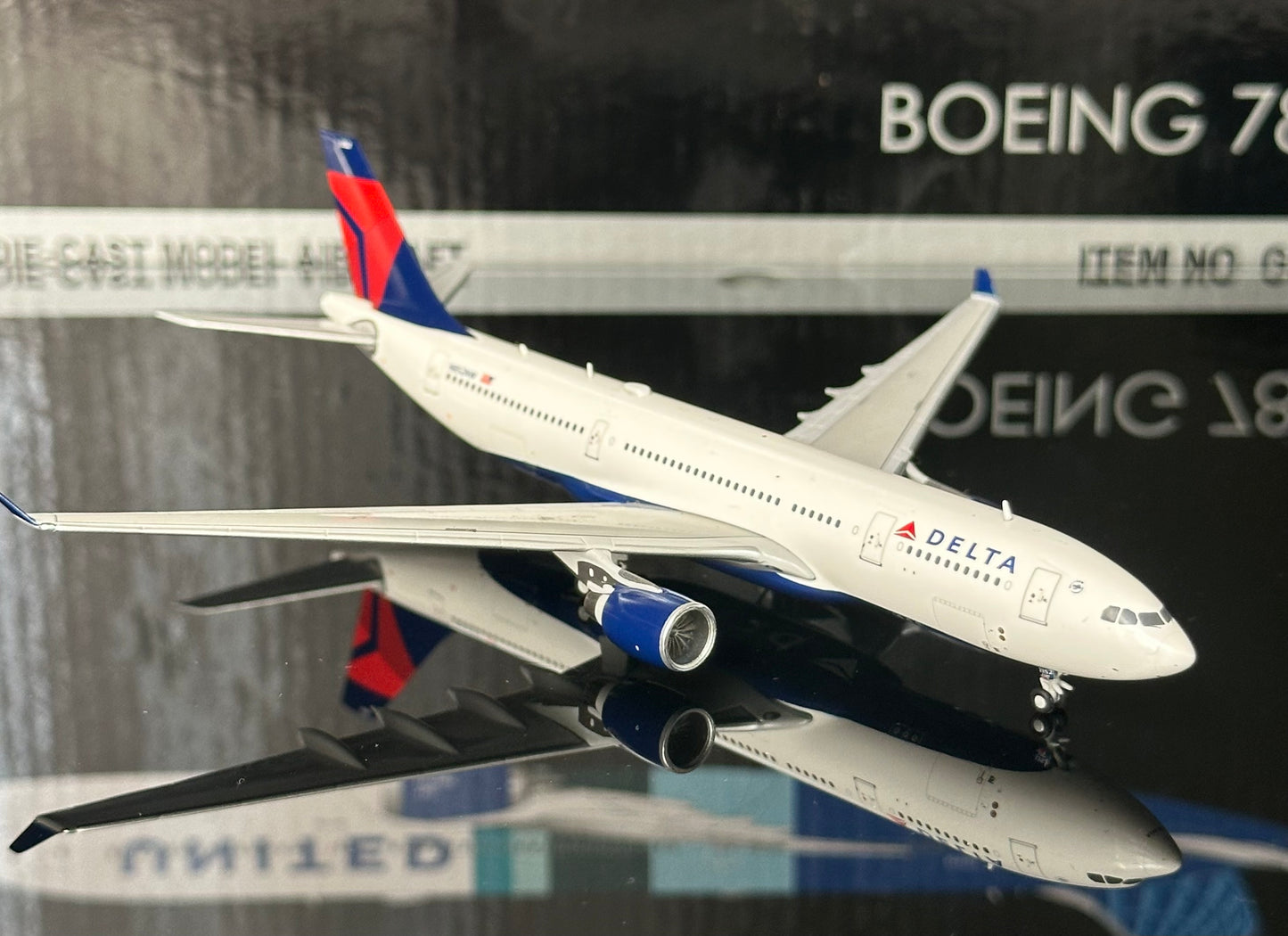1:400 Delta Air Lines A330-200 N852NW Gemini Jets