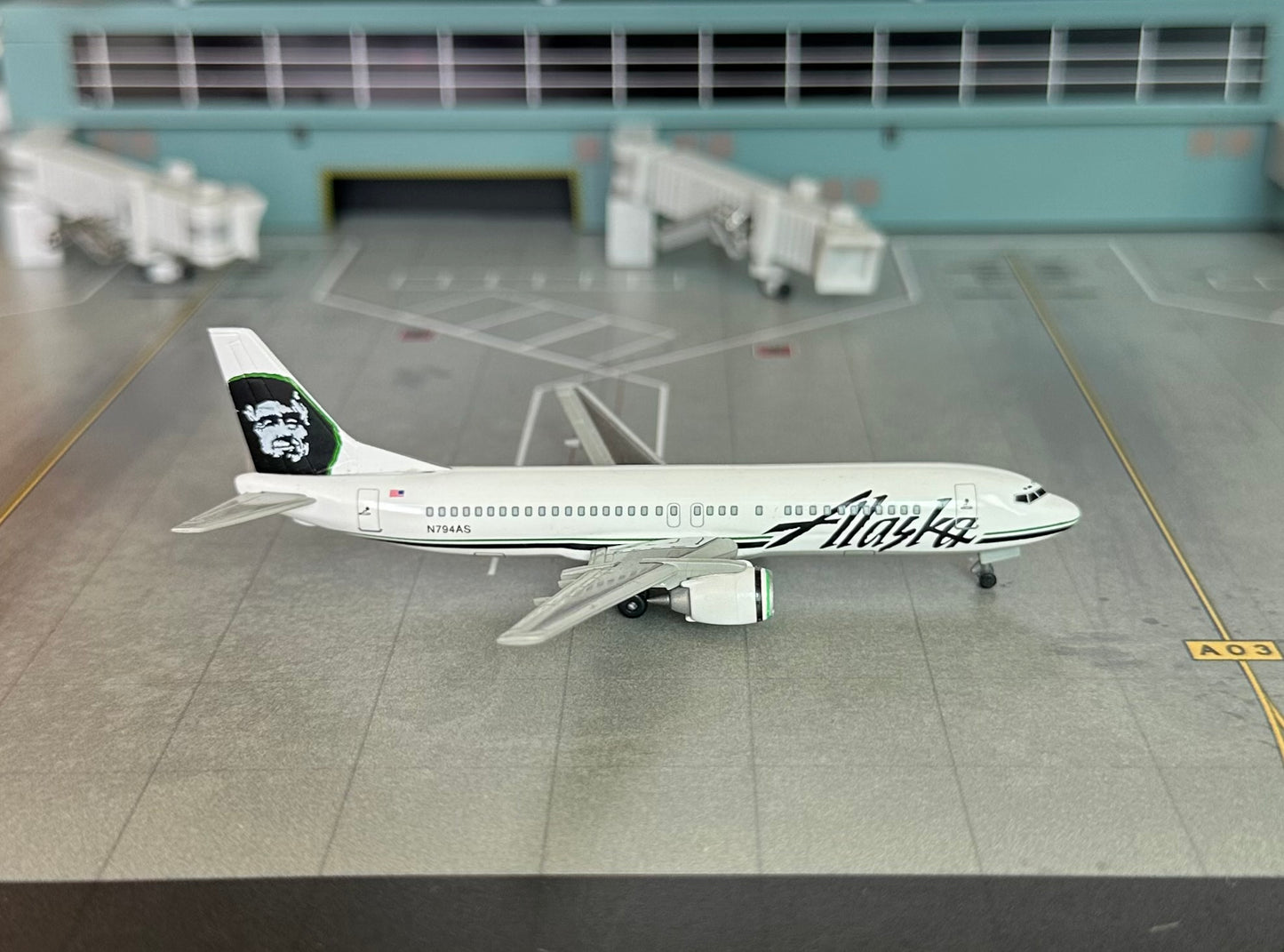 1:400 Alaska Airlines B737-400 Dragon Wings