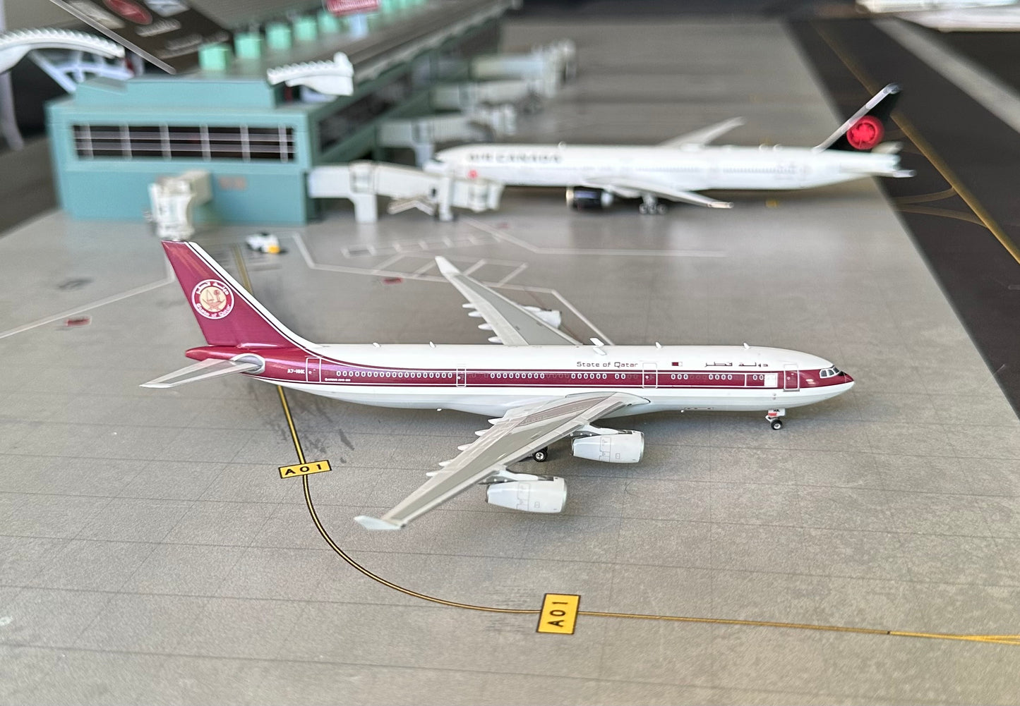 1:400 Qatar Amiri A340-200 Phoenix Models