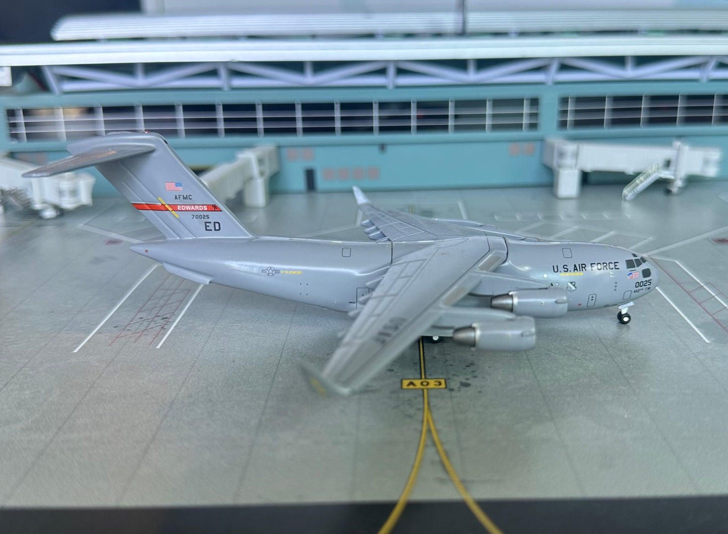1:400 U.S. Air Force C-17A Globemaster "Edwards Air Force Base" Gemini Macs