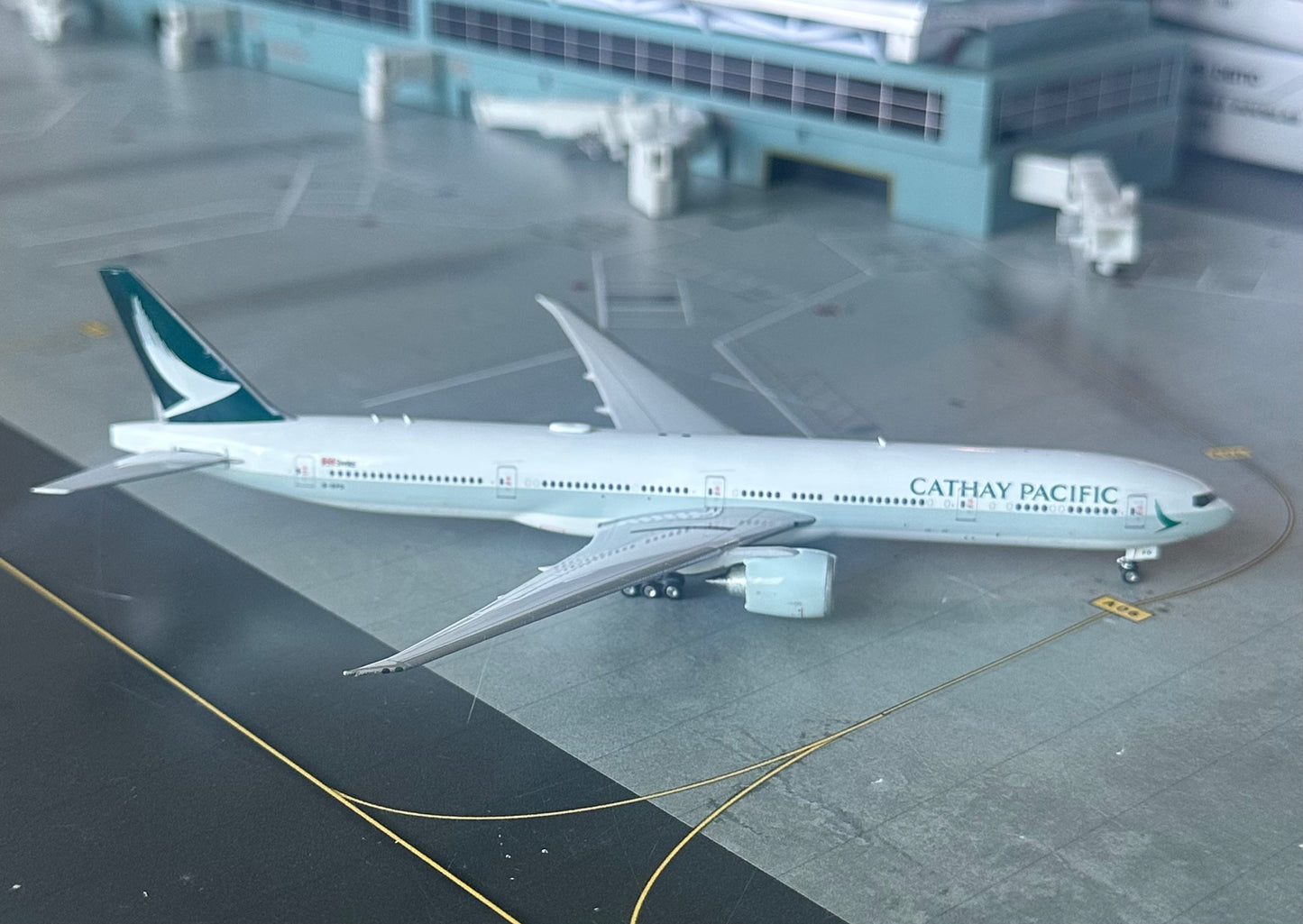1:400 Cathay Pacific B777-300ER “Are Suite” Phoenix Models