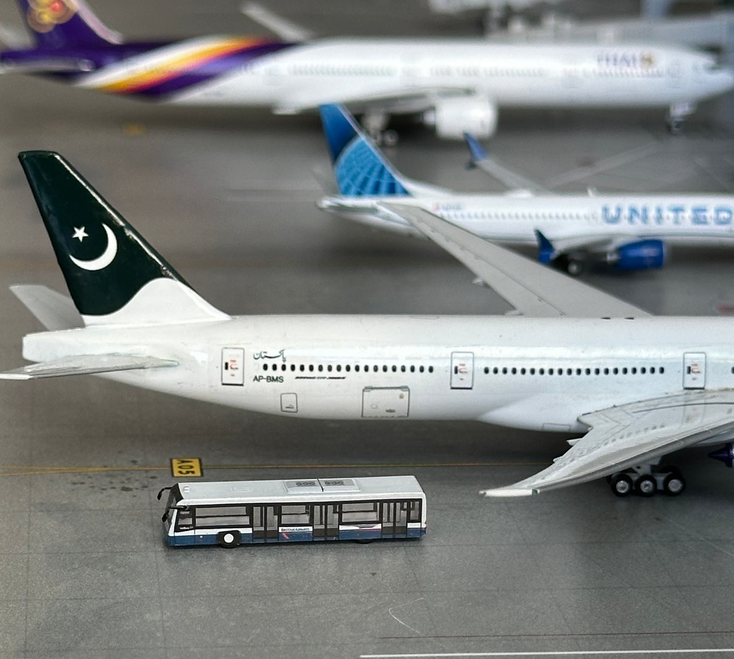 1:400 Passenger Bus Set "British Airlines" GSE Fantasy Wings