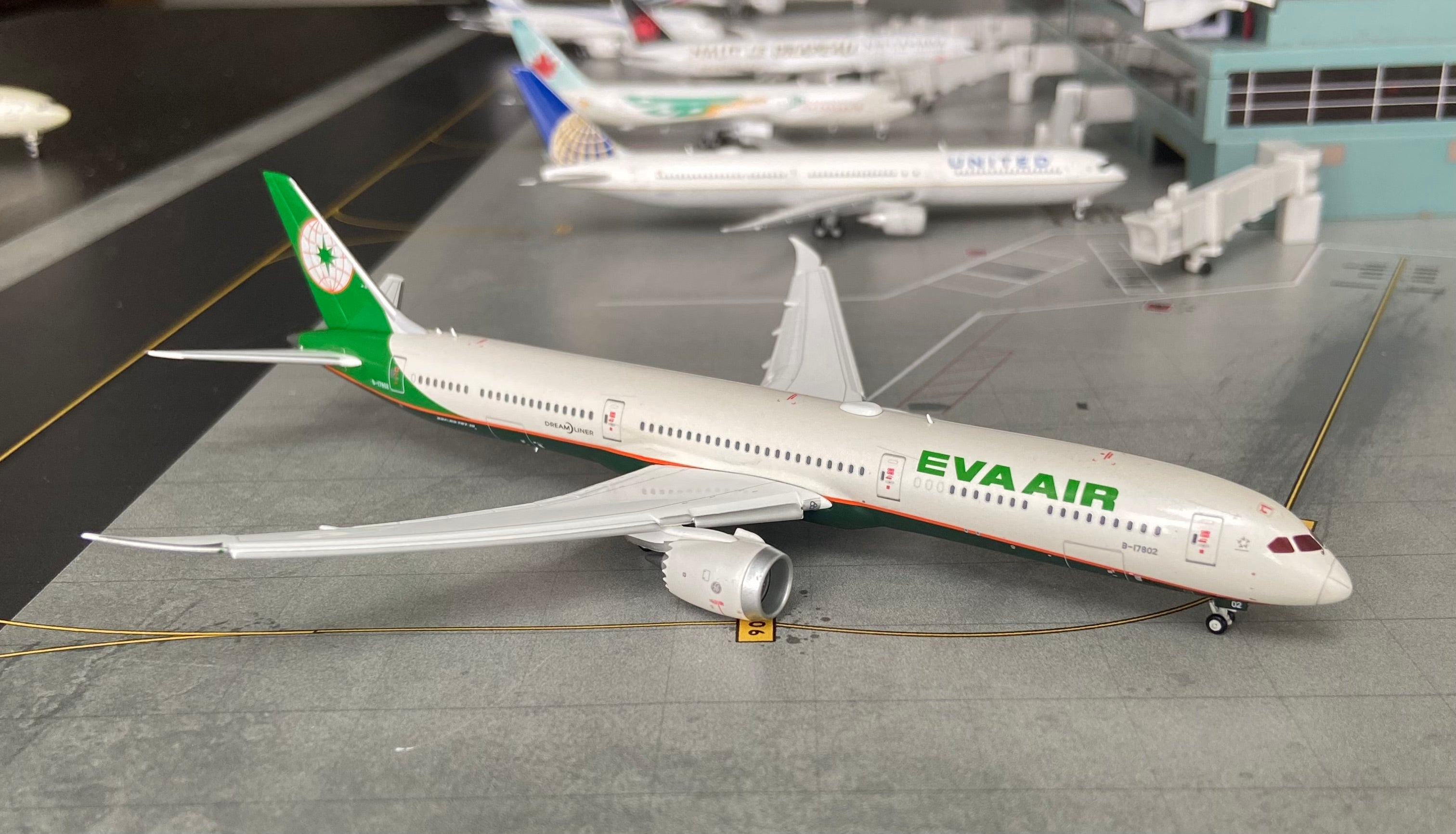 1:400 Eva Air B787-10 Flaps Down* JC Wings