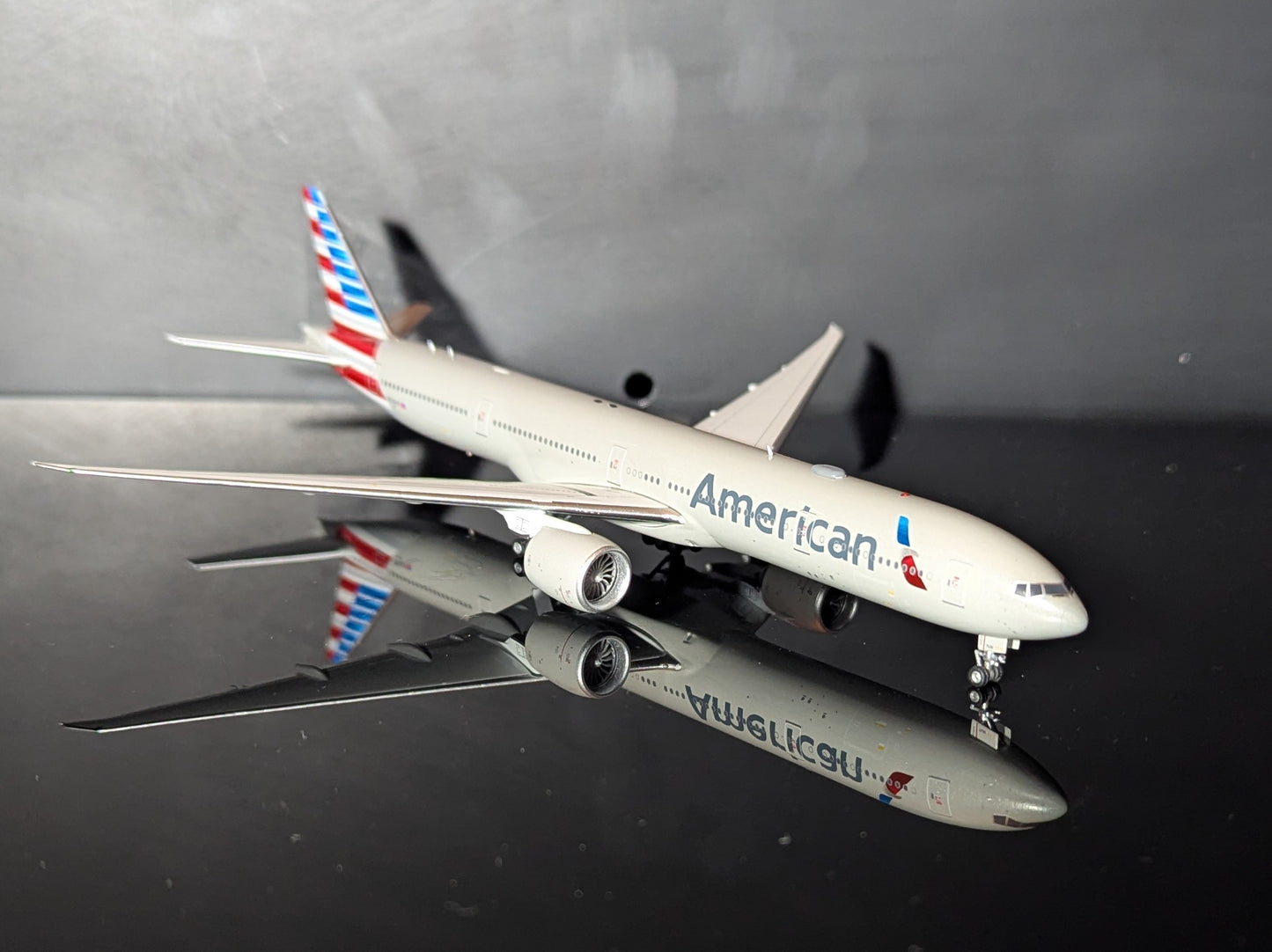 1:400 American Airlines B777-300ER New magnetic detachable landing gear Aviation 400