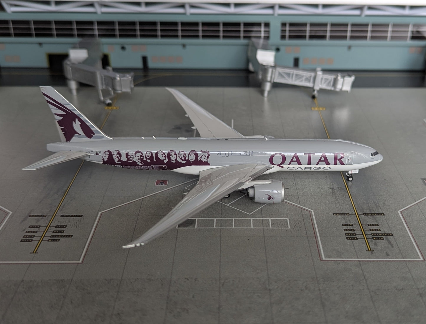 1:400 Qatar Cargo B777-200F "Moved by People" Phoenix Models