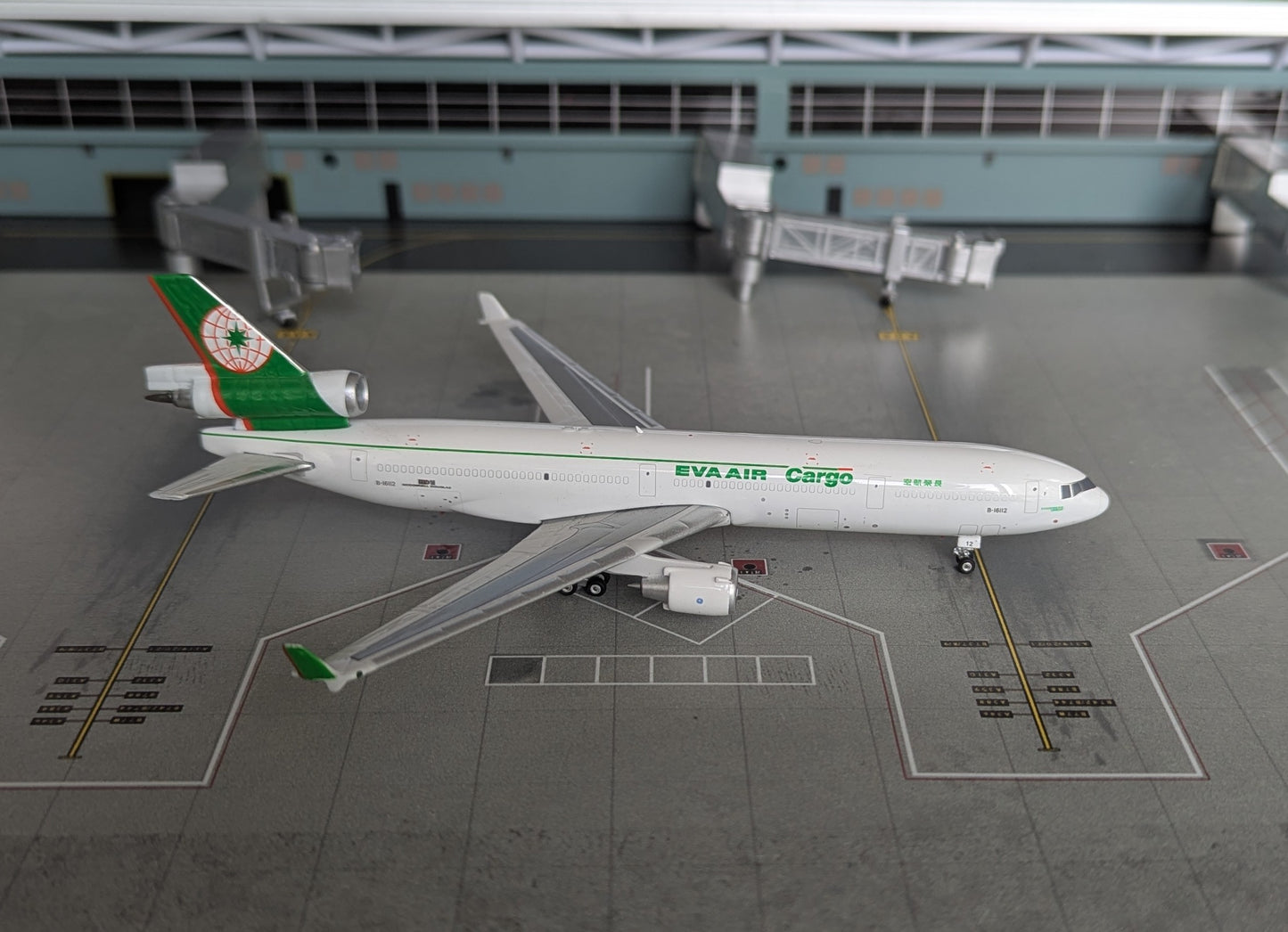 1:400 Eva Air Cargo MD-11 Phoenix Models