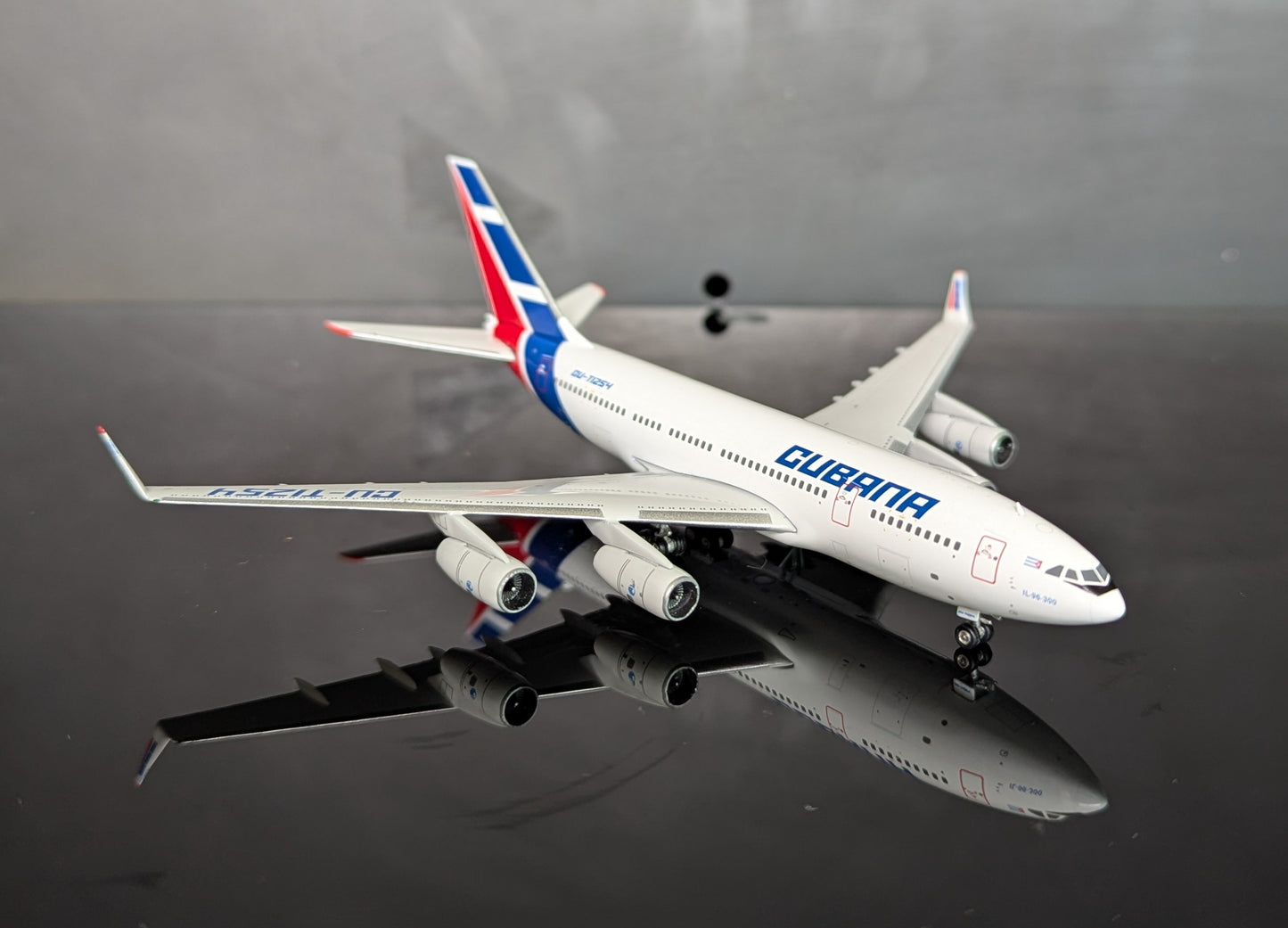 1:400 Cubana IL-96-300 Phoenix Models