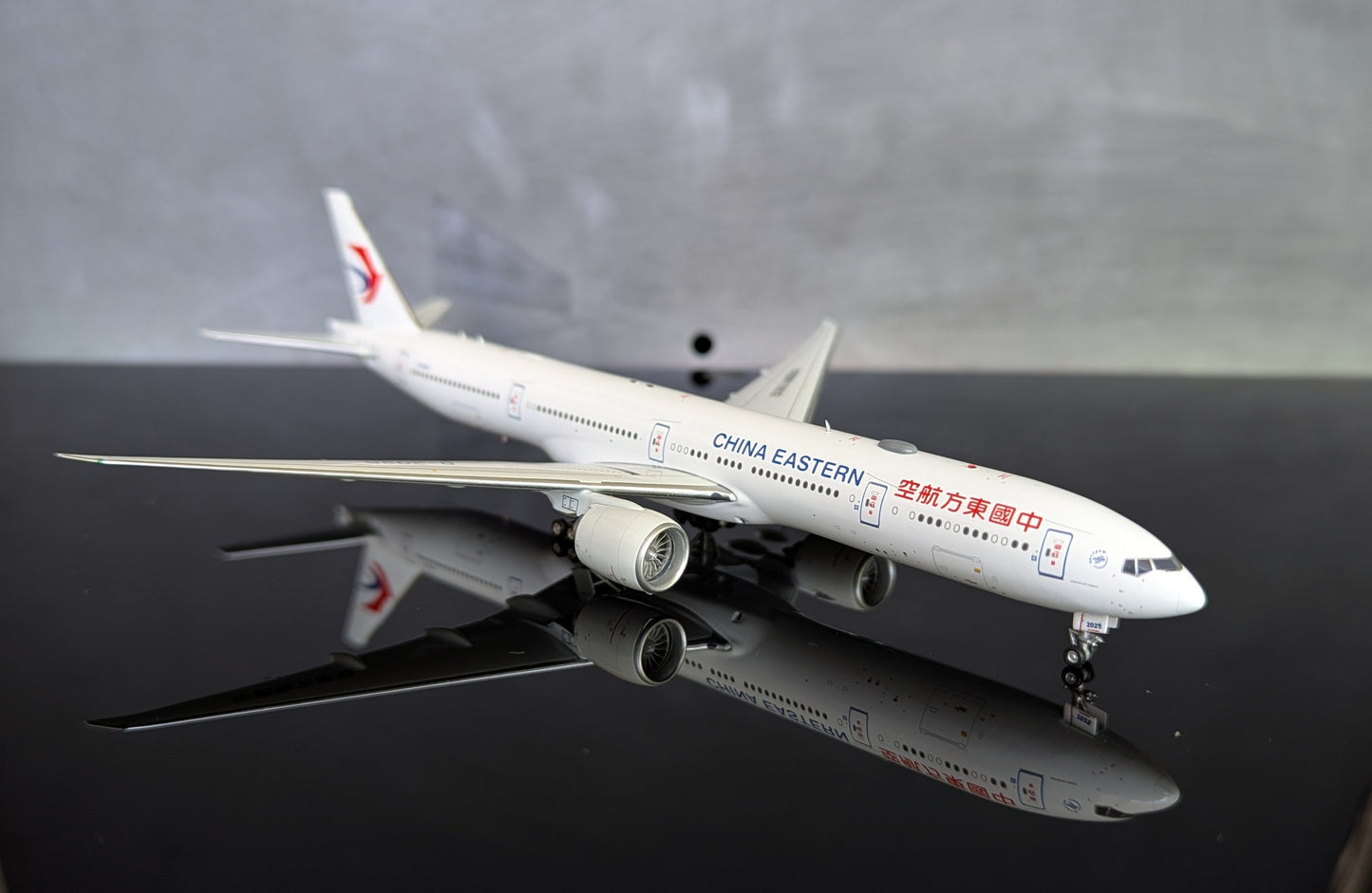 1:400 China Eastern Airlines B777-300ER detachable gear Aviation 400