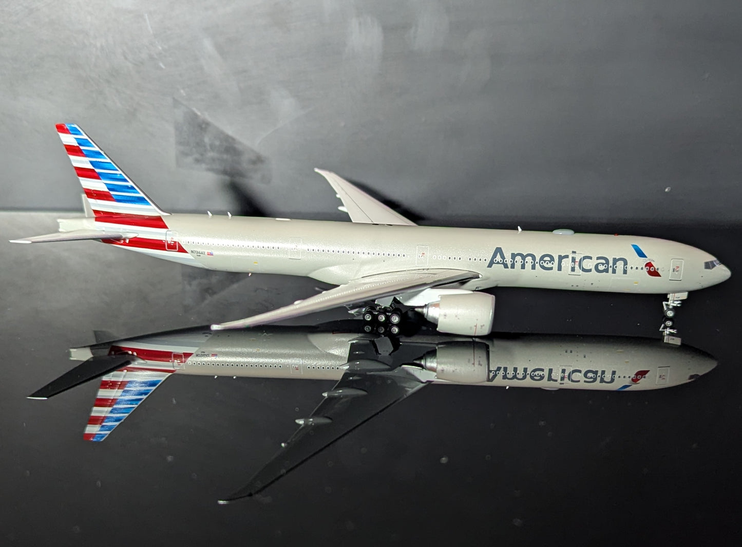 1:400 American Airlines B777-300ER New magnetic detachable landing gear Aviation 400