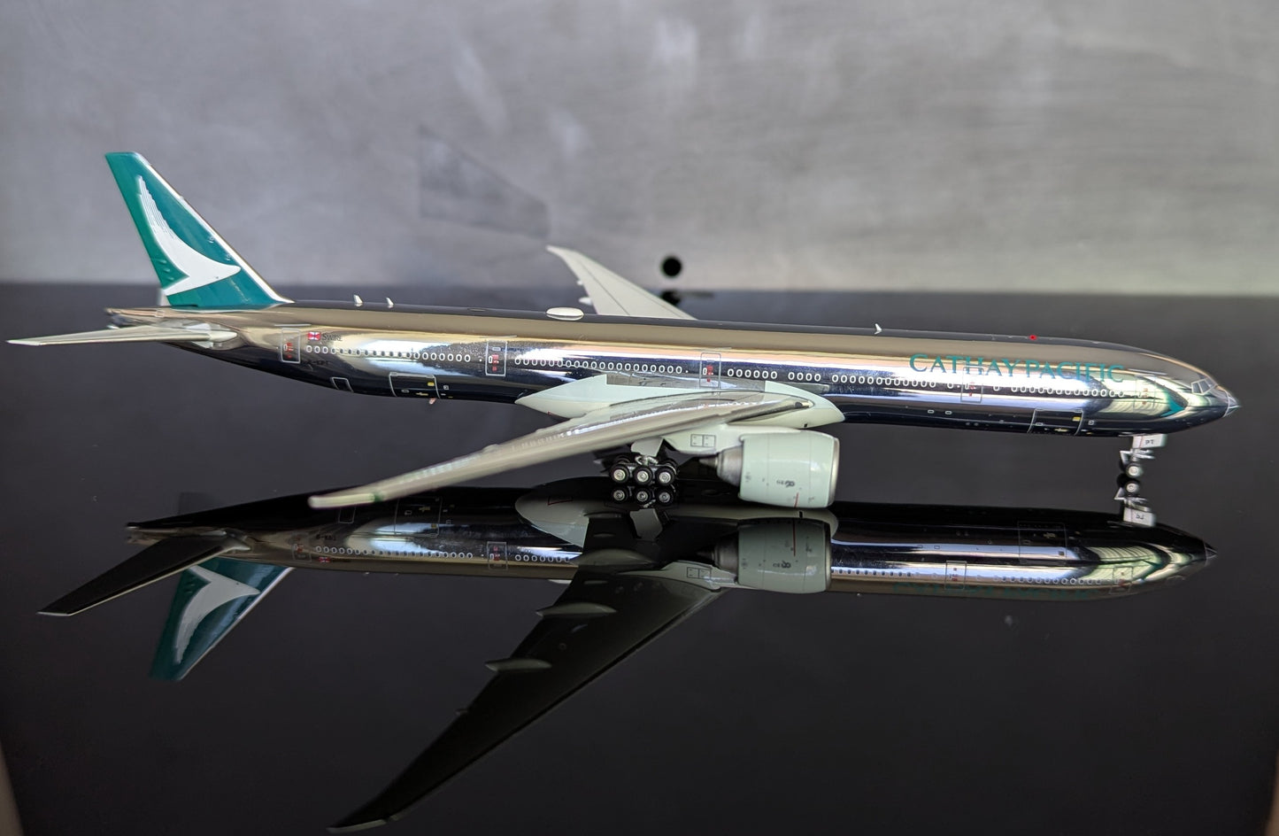 1:400 Cathay Pacific B777-300ER “Polished” Aviation 400