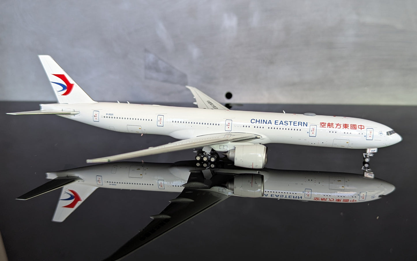 1:400 China Eastern Airlines B777-300ER detachable gear Aviation 400