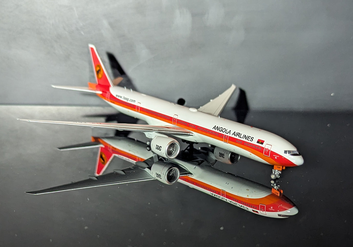1:400 Linhas Aereas de Angola Airlines B777-300ER New magnetic detachable landing gear Aviation 400