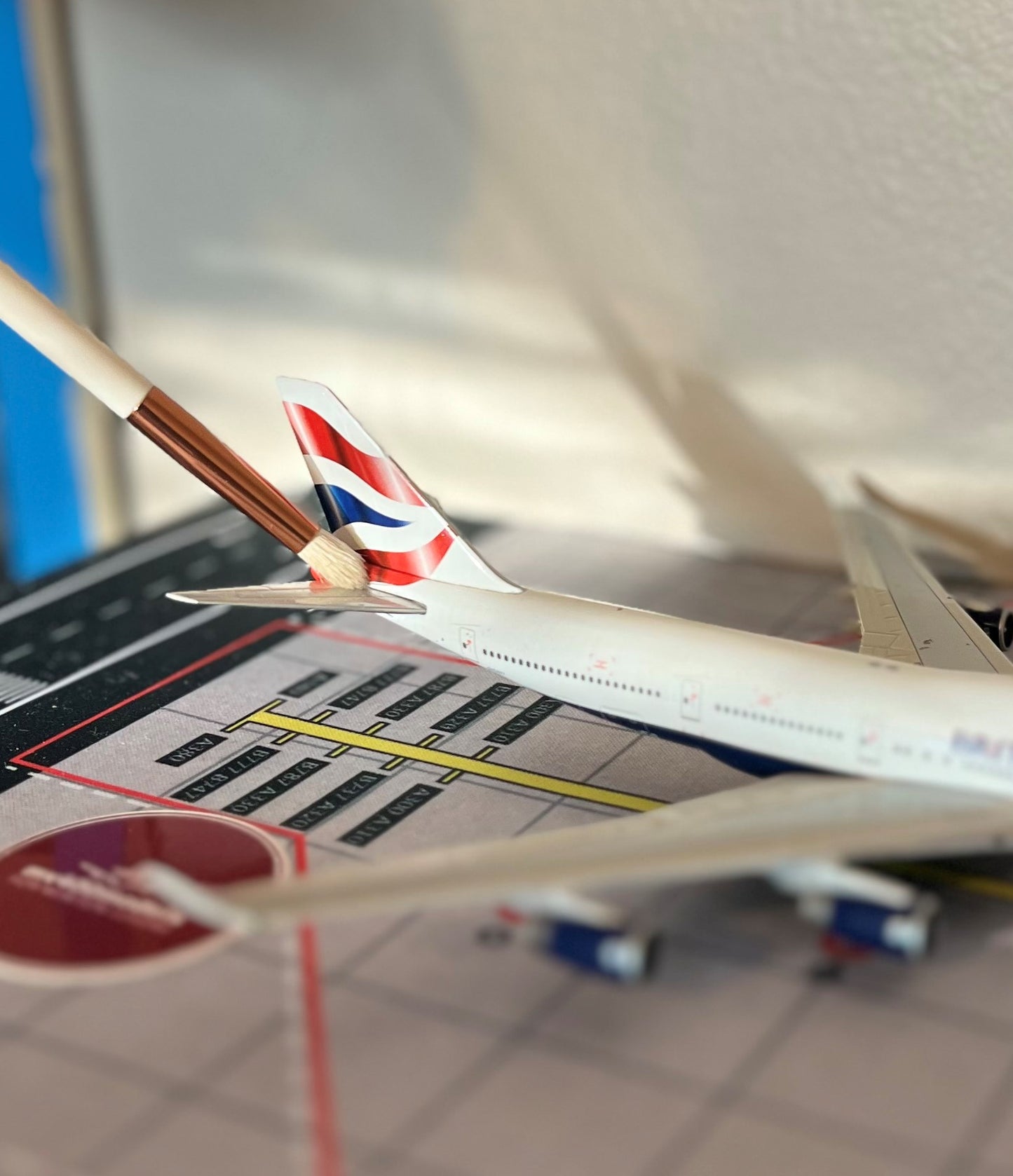 Model cleaning and dusting brush