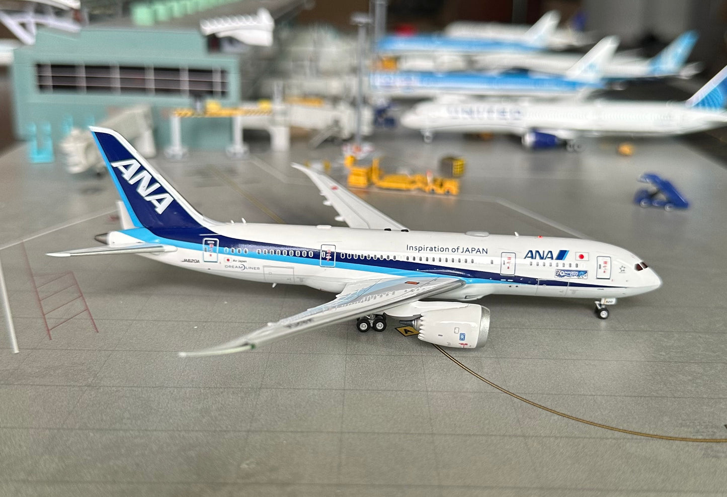 1:400 JA820A All Nippon Airways Boeing 787-8 Dreamliner detachable gear Aviation 400