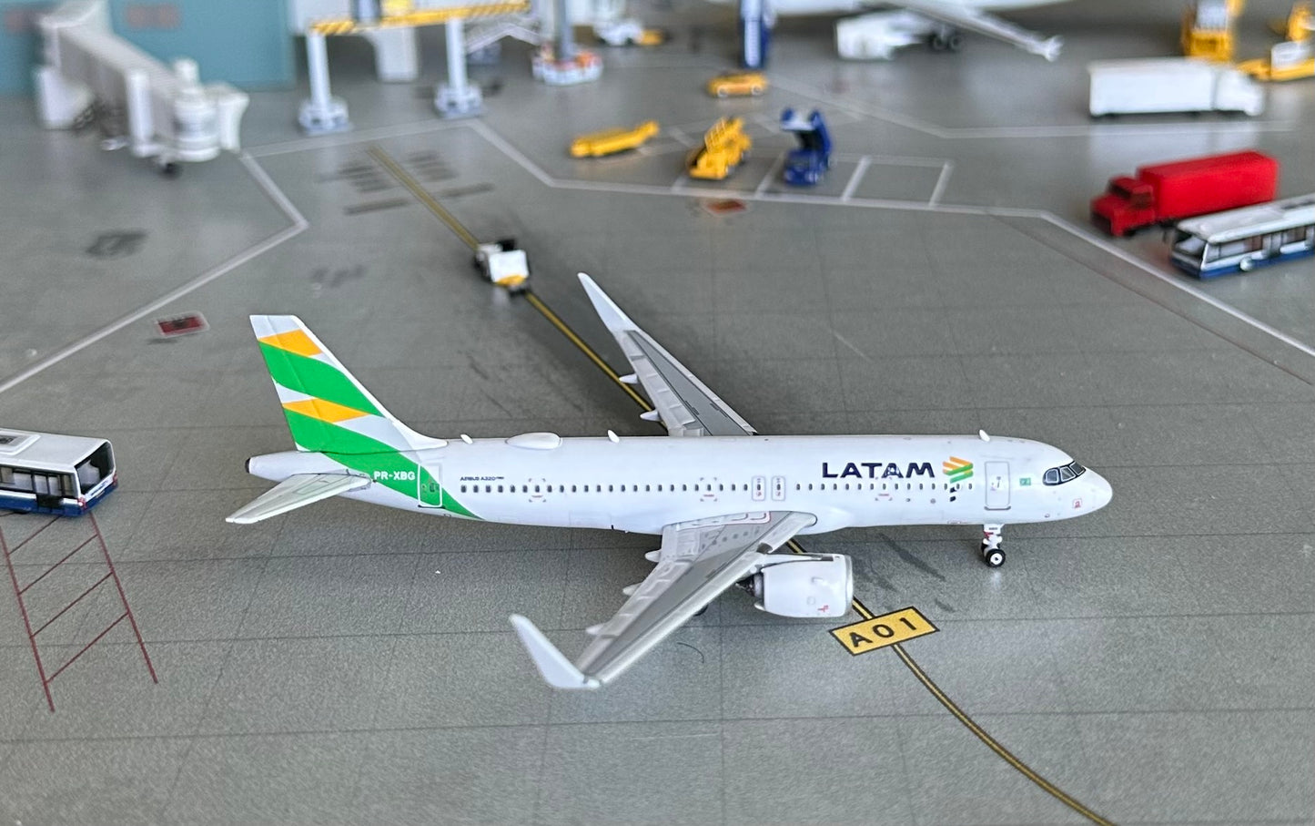 1:400 LATAM A320neo Phoenix Models