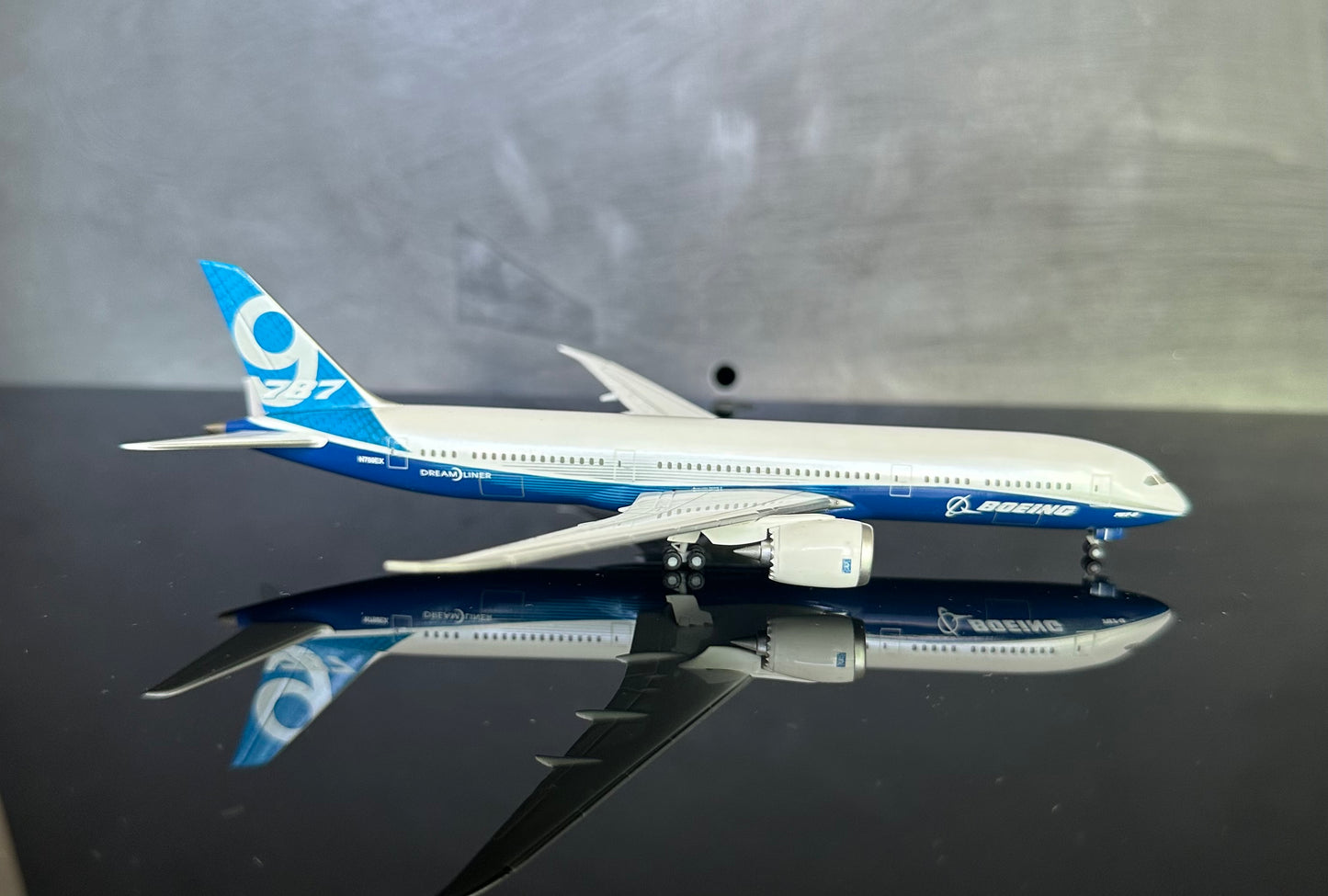 1:400 Boeing Corporation B787-9 Dreamliner  Hogen Wings