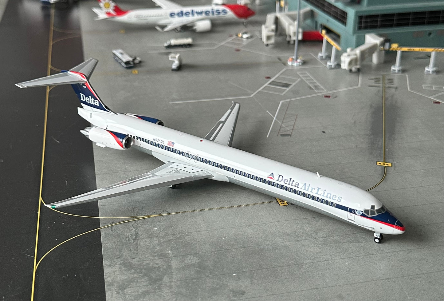 1:200 Delta Air Lines MD-88 “Interim Livery” Gemini200