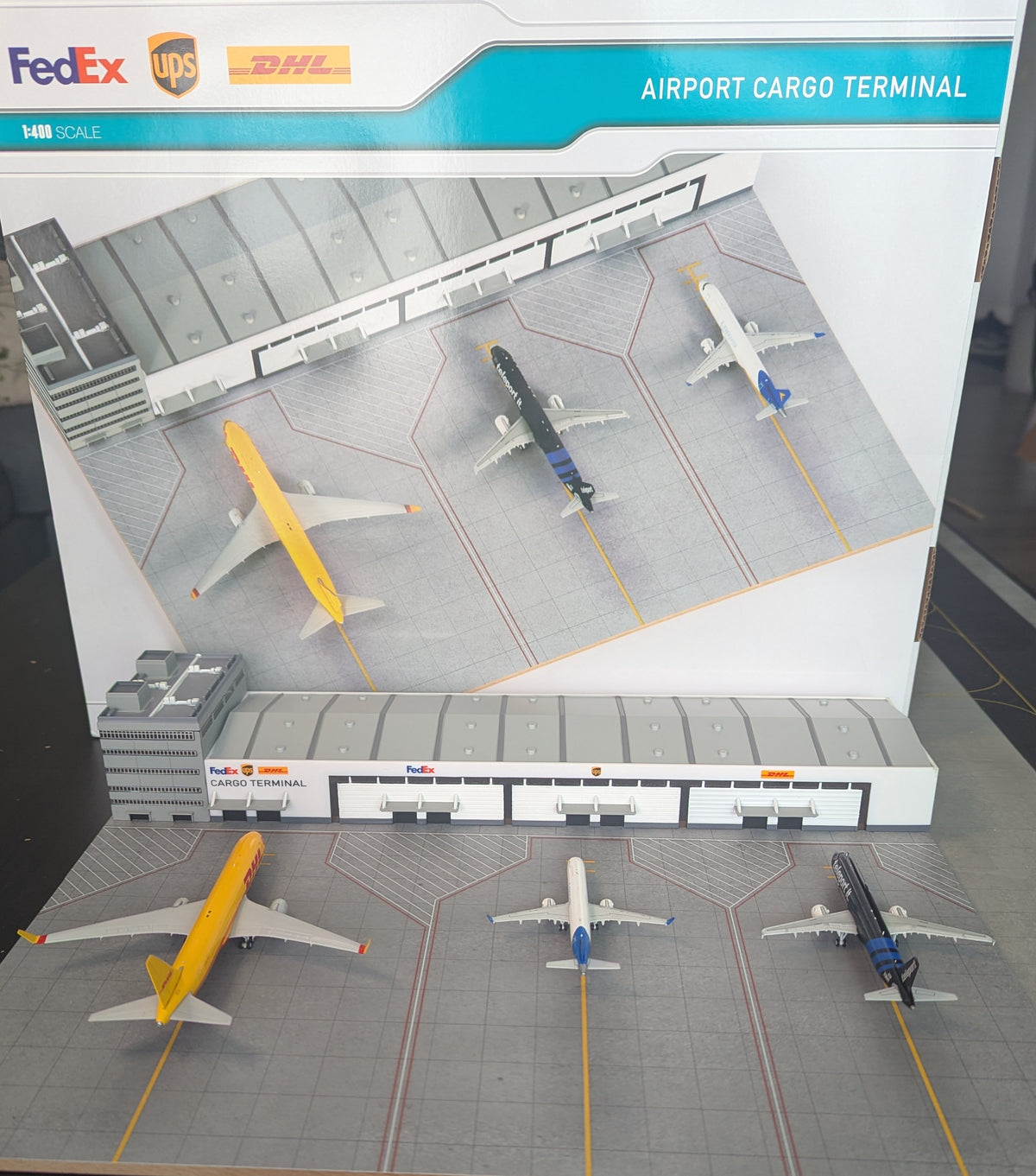 1:400 Airport Cargo Terminal 3 Model set JC Wings