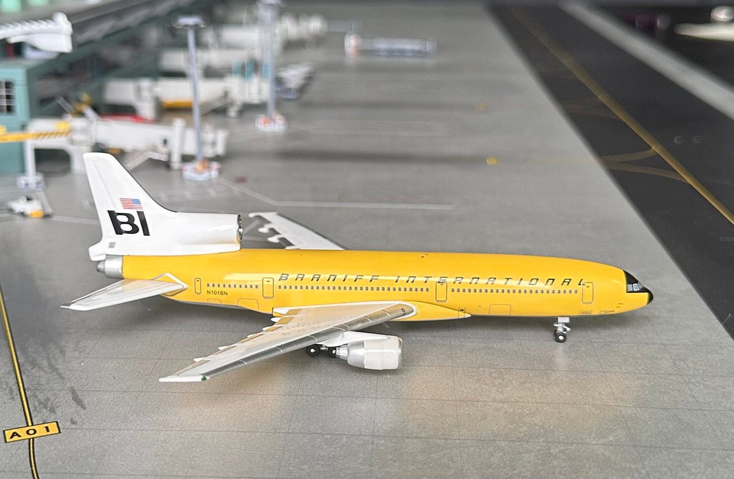 1:400 Braniff International Lockheed L-1011 Tristar Yellow* Jet X