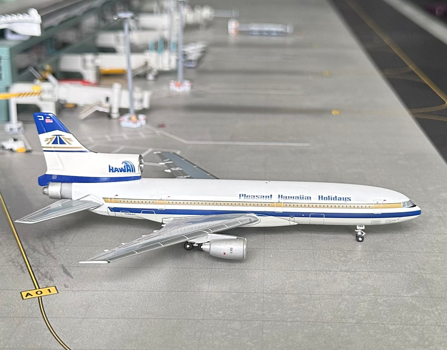 1:400 Pleasant Hawaiian Holidays Lockheed L-1011 Tristar BlueBox