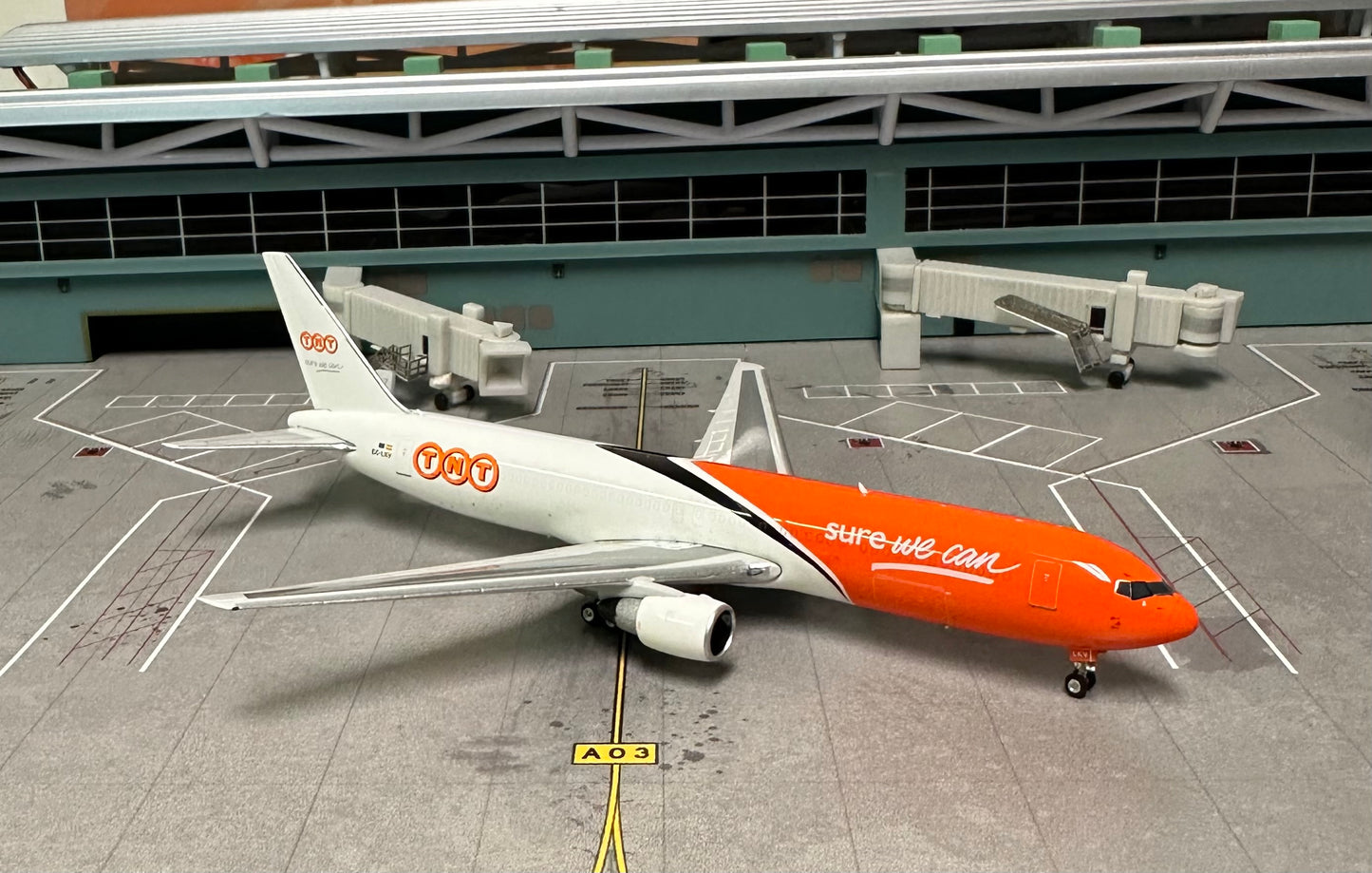 1:400 TNT B757-300ER BDSF Phoenix Models