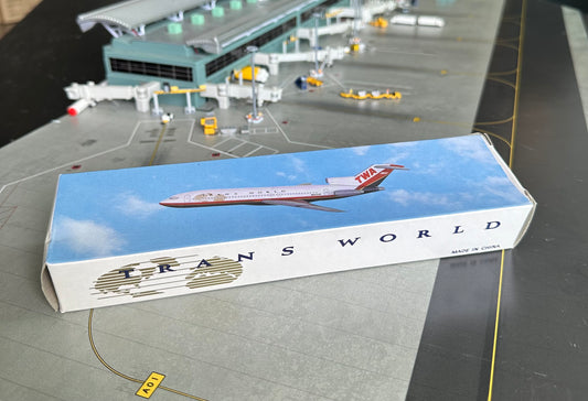 1:200 TWA- Trans World Airlines B727-200 Vintage Plastic Snap-fit Model