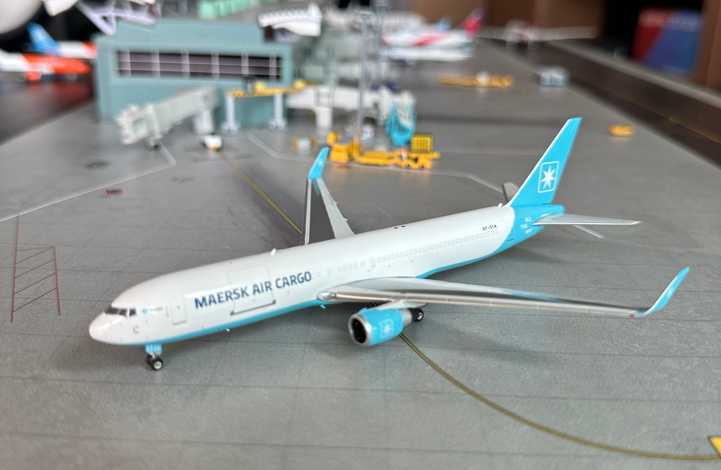 1:400 Maersk Air Cargo B767-300ER Phoenix Models