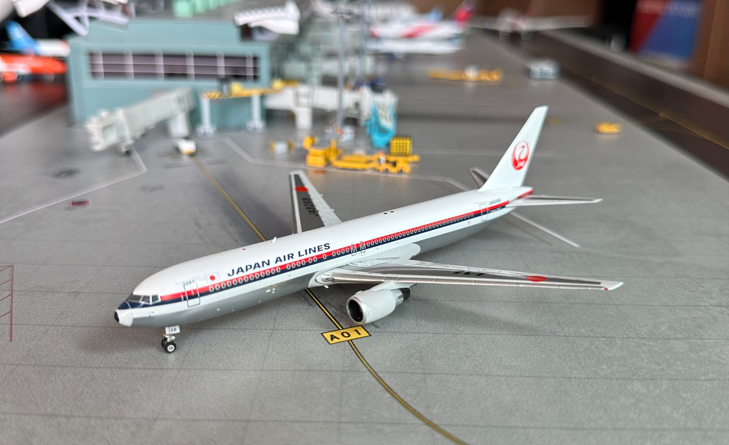 1:400 Japan Airlines B767-300ER Phoenix Models