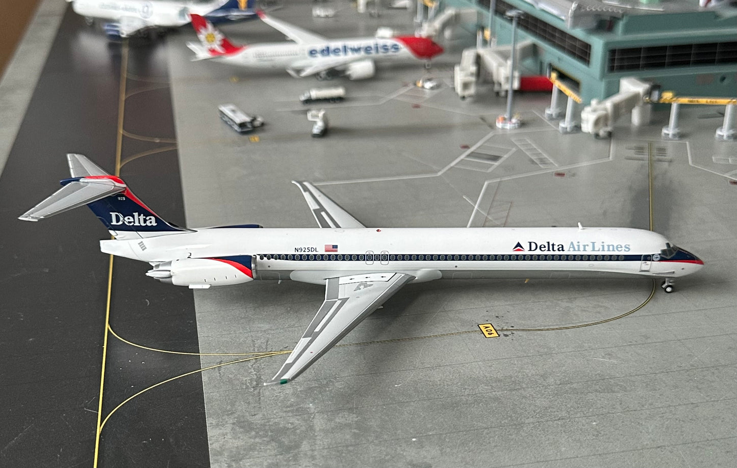 1:200 Delta Air Lines MD-88 “Interim Livery” Gemini200