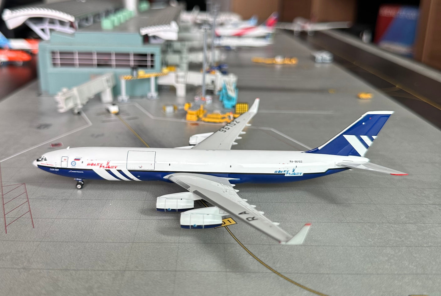 1:400 Polet Flight IL-96-400M Phoenix Models